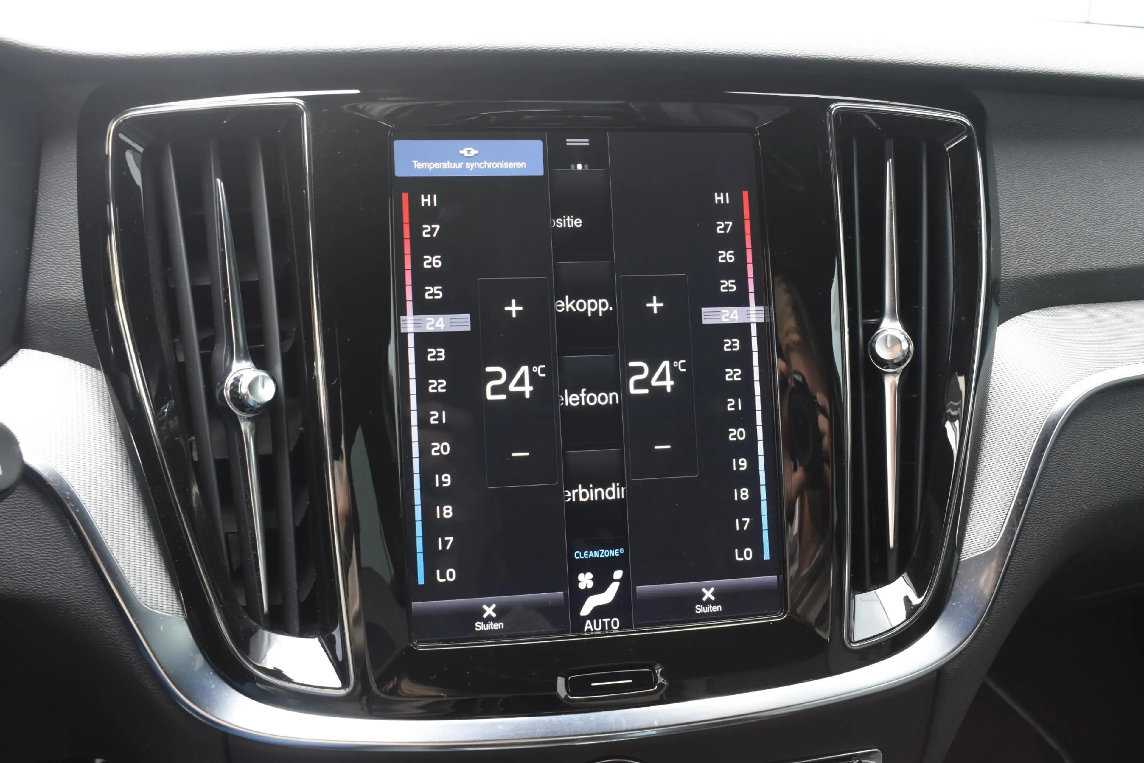 Volvo V60 T8 Twin Engine 390PK Automaat AWD R-Design / Adapt — photo 28