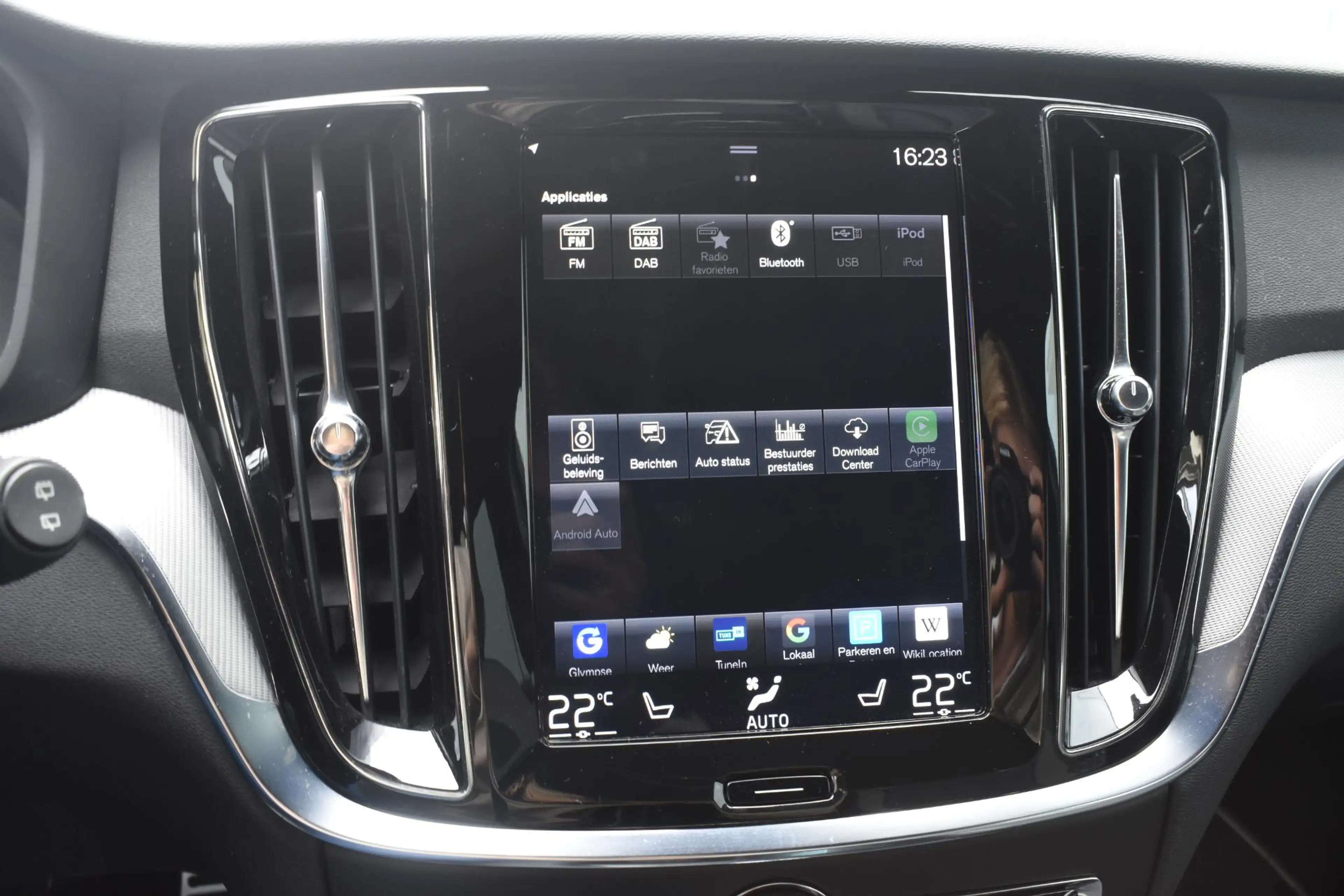 Volvo V60 T8 Twin Engine 390PK Automaat AWD R-Design / Adapt — photo 32
