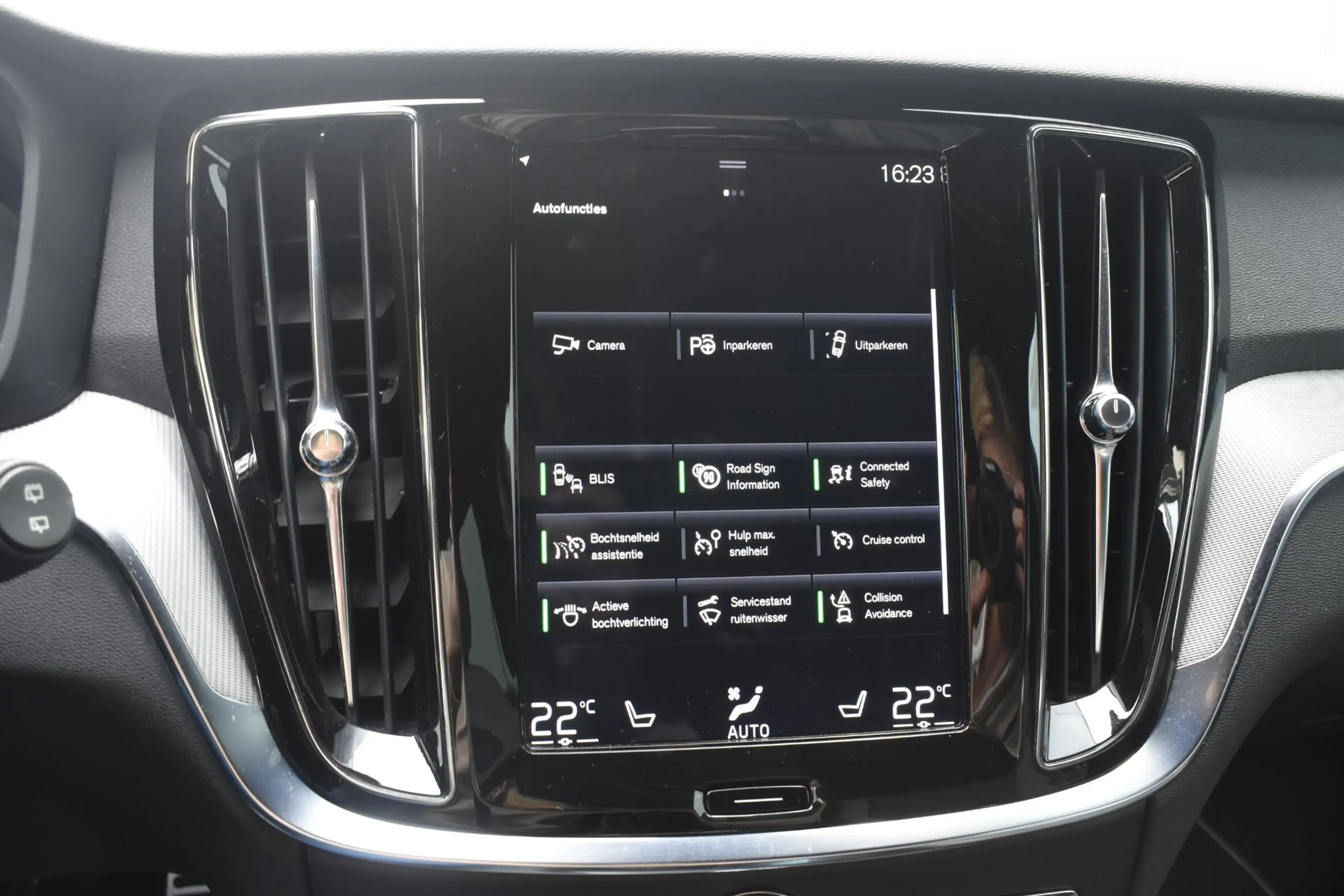 Volvo V60 T8 Twin Engine 390PK Automaat AWD R-Design / Adapt — photo 34