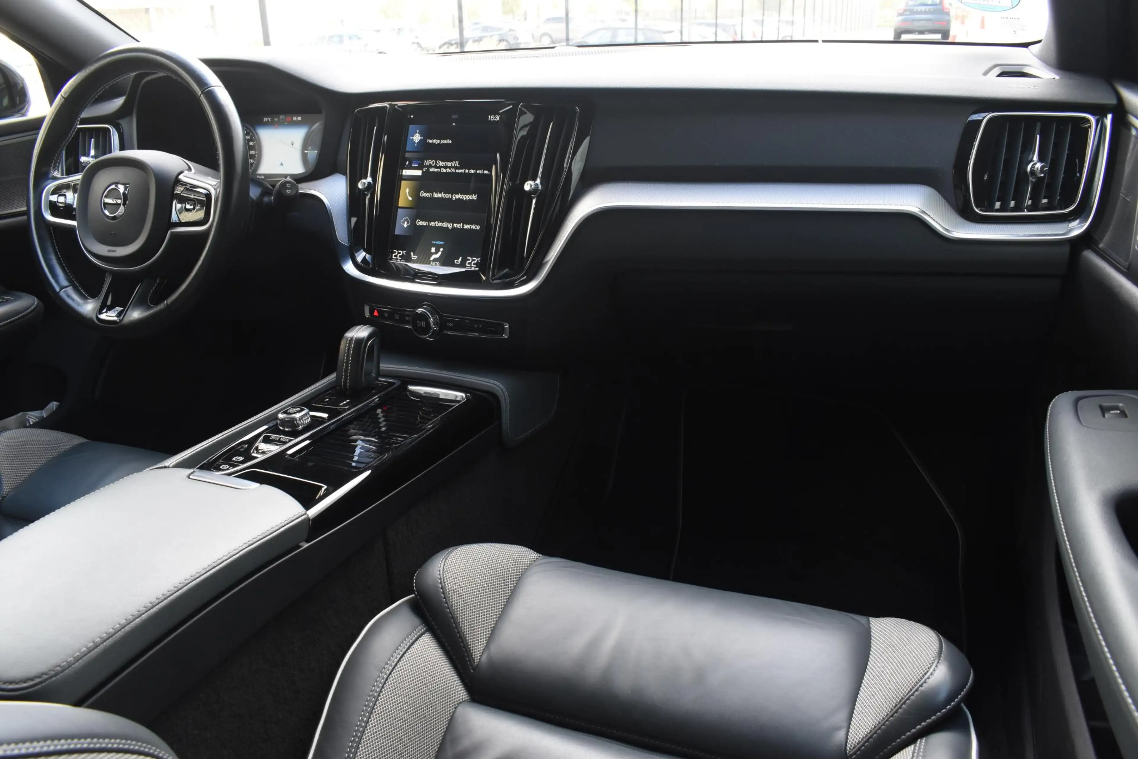 Volvo V60 T8 Twin Engine 390PK Automaat AWD R-Design / Adapt — photo 42
