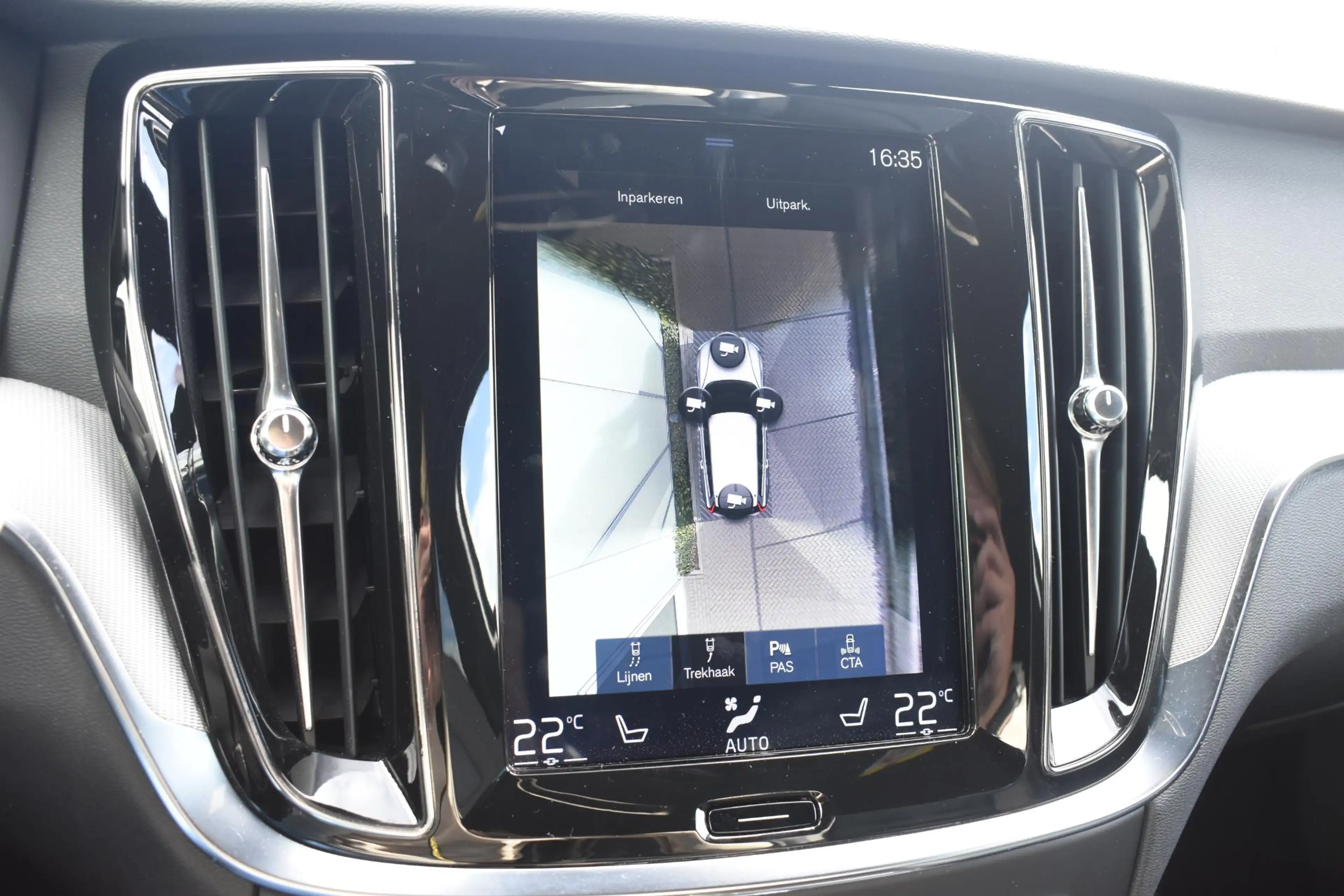 Volvo V60 T8 Twin Engine 390PK Automaat AWD R-Design / Adapt — photo 12