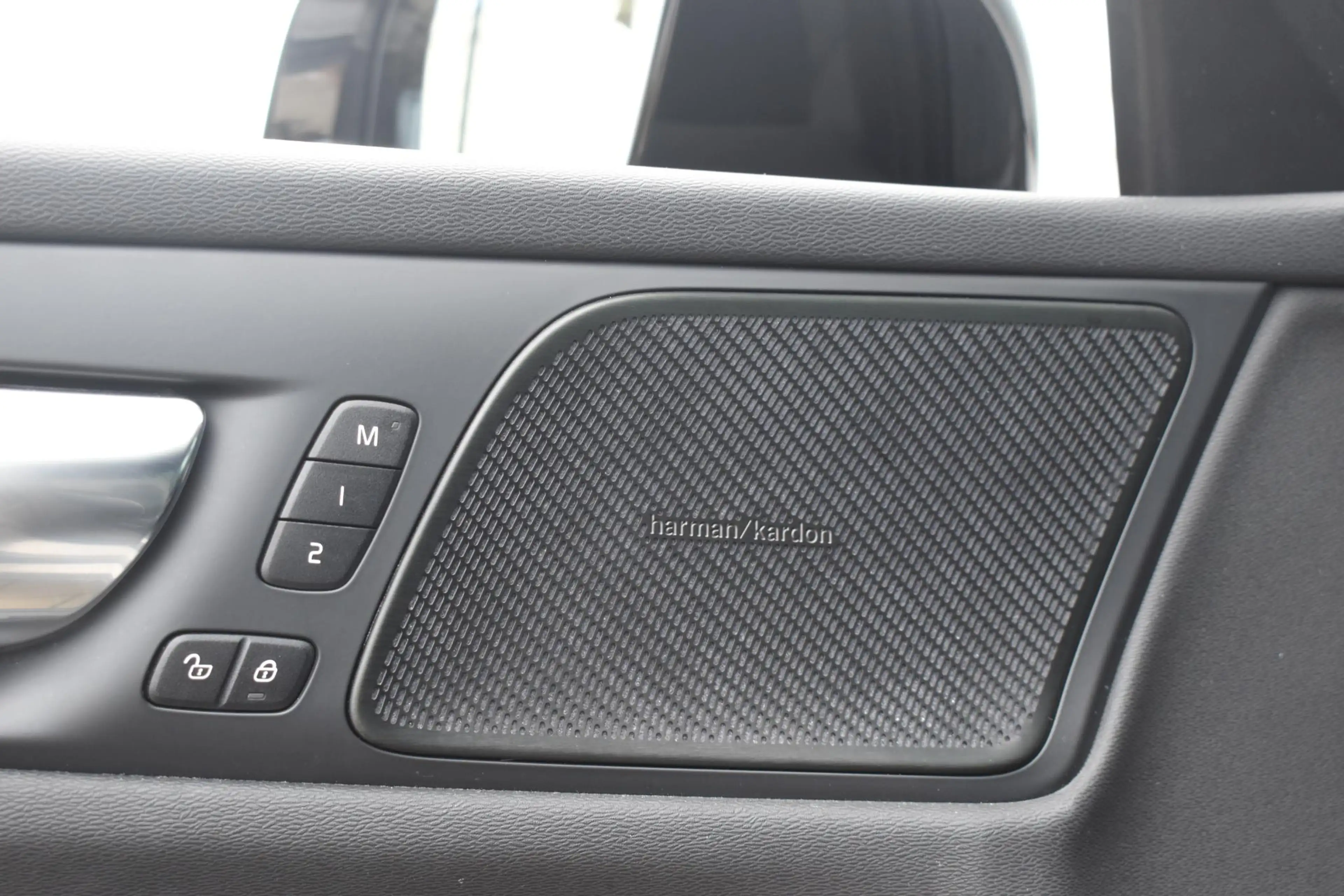 Volvo V60 T8 Twin Engine 390PK Automaat AWD R-Design / Adapt — photo 11