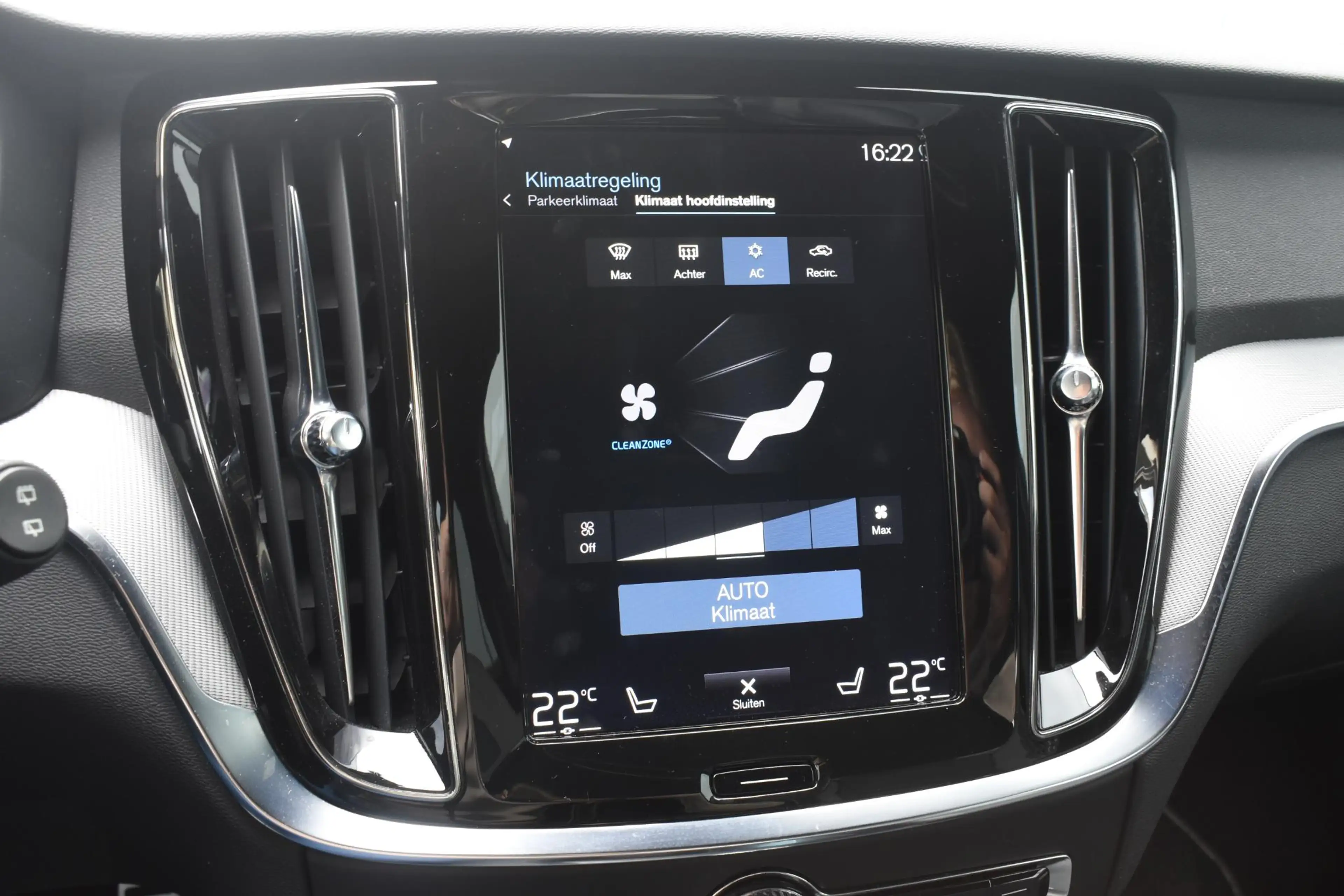 Volvo V60 T8 Twin Engine 390PK Automaat AWD R-Design / Adapt — photo 29