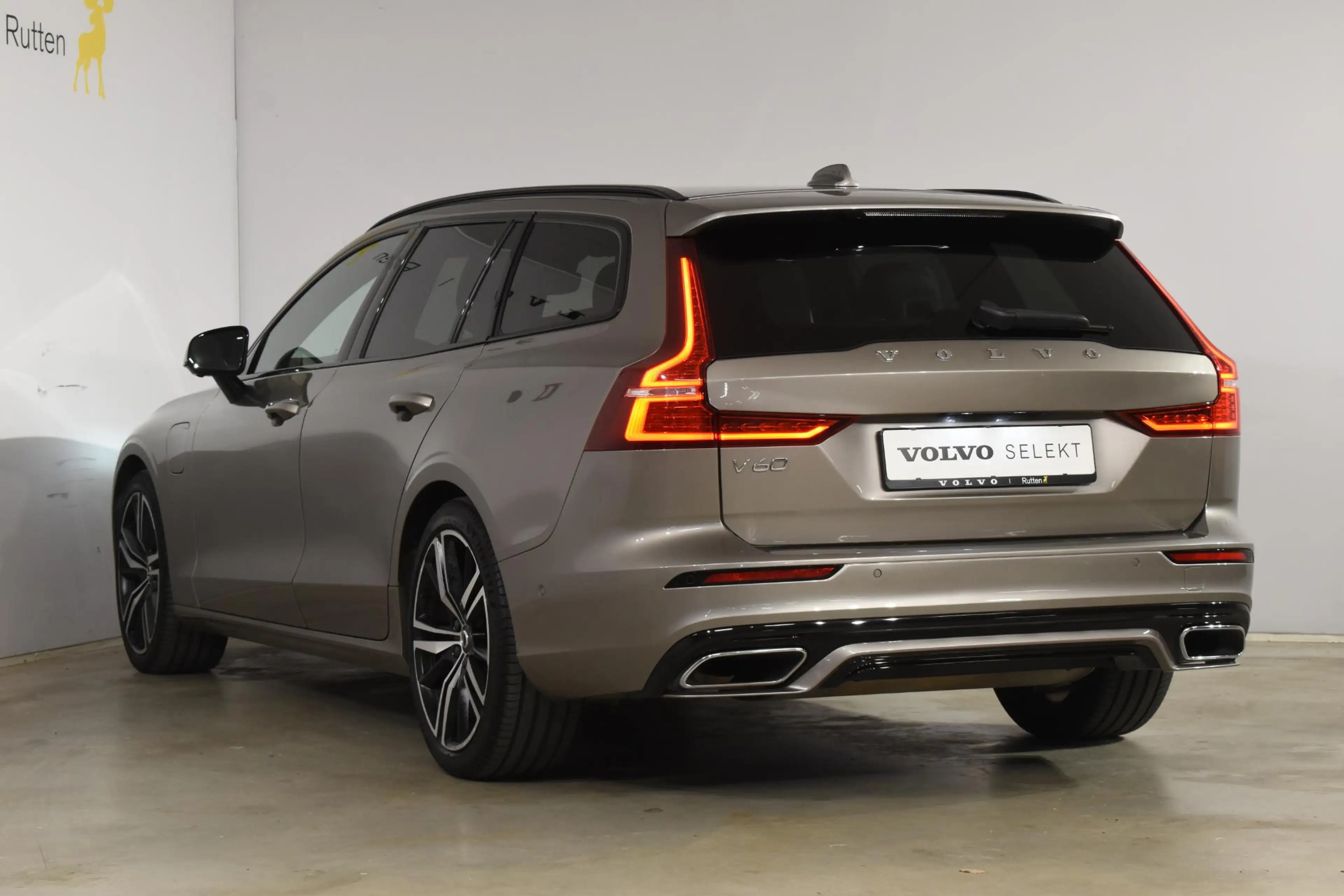 Volvo V60 T8 Twin Engine 390PK Automaat AWD R-Design / Adapt — photo 6