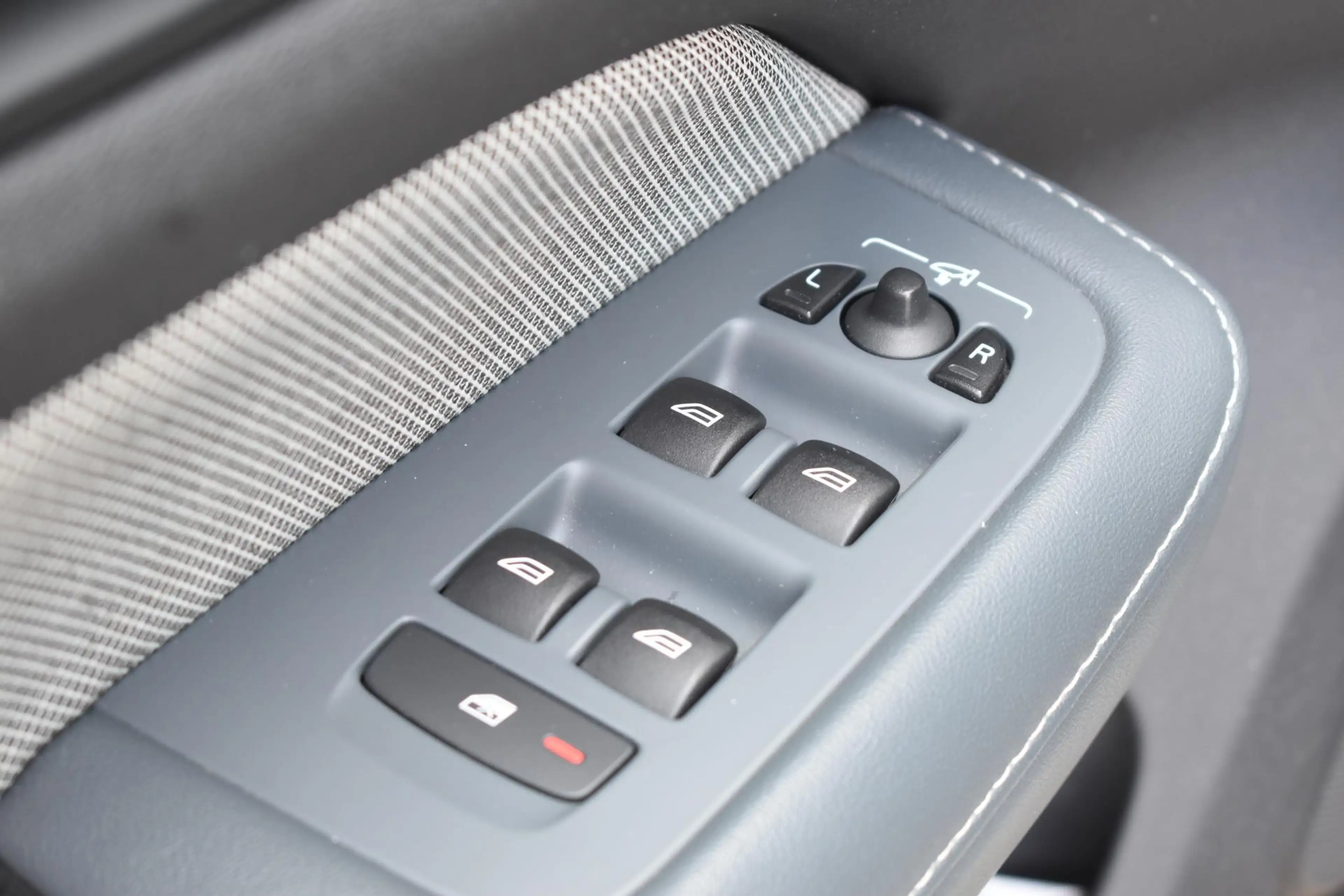 Volvo V60 T8 Twin Engine 390PK Automaat AWD R-Design / Adapt — photo 39