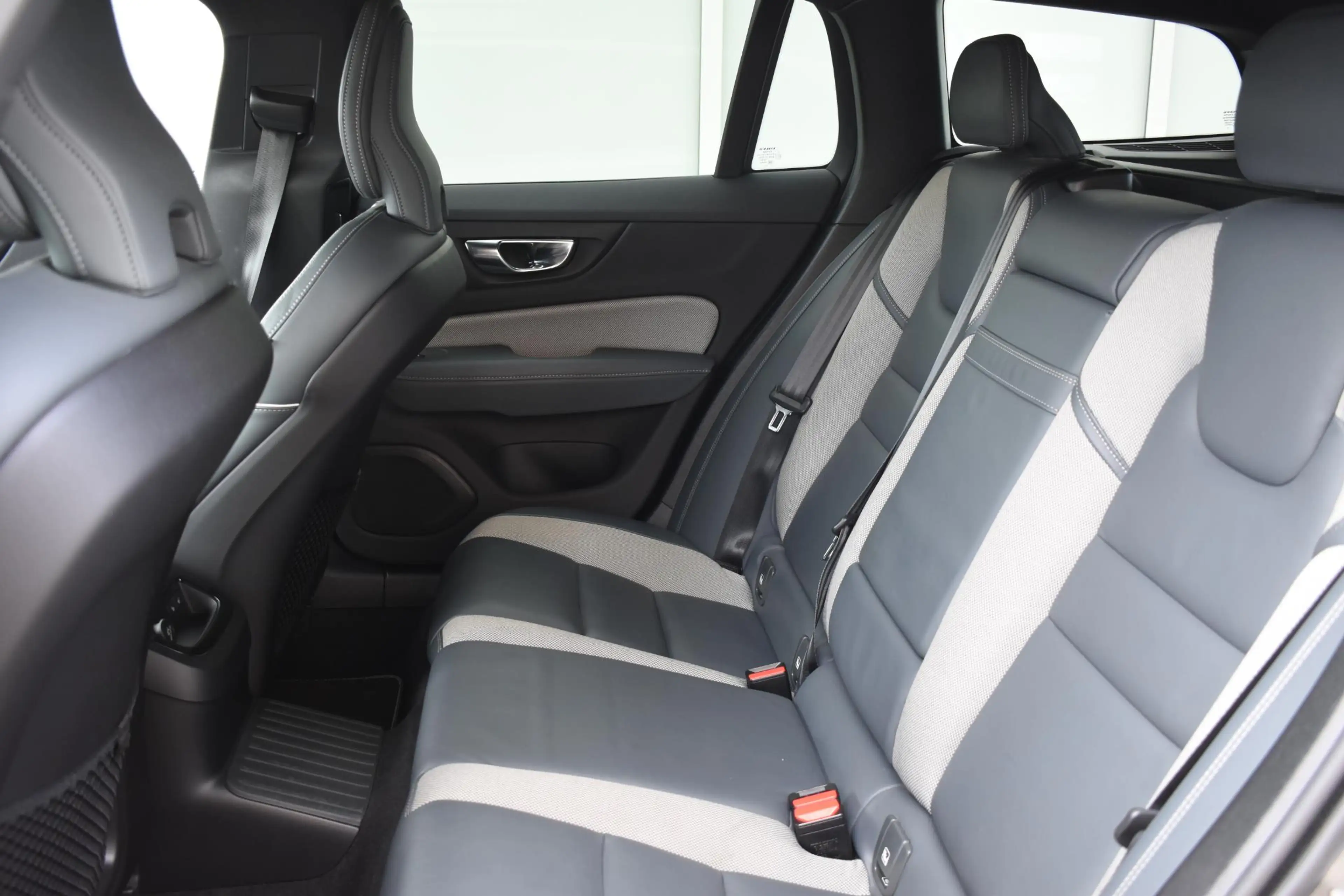 Volvo V60 T8 Twin Engine 390PK Automaat AWD R-Design / Adapt — photo 40