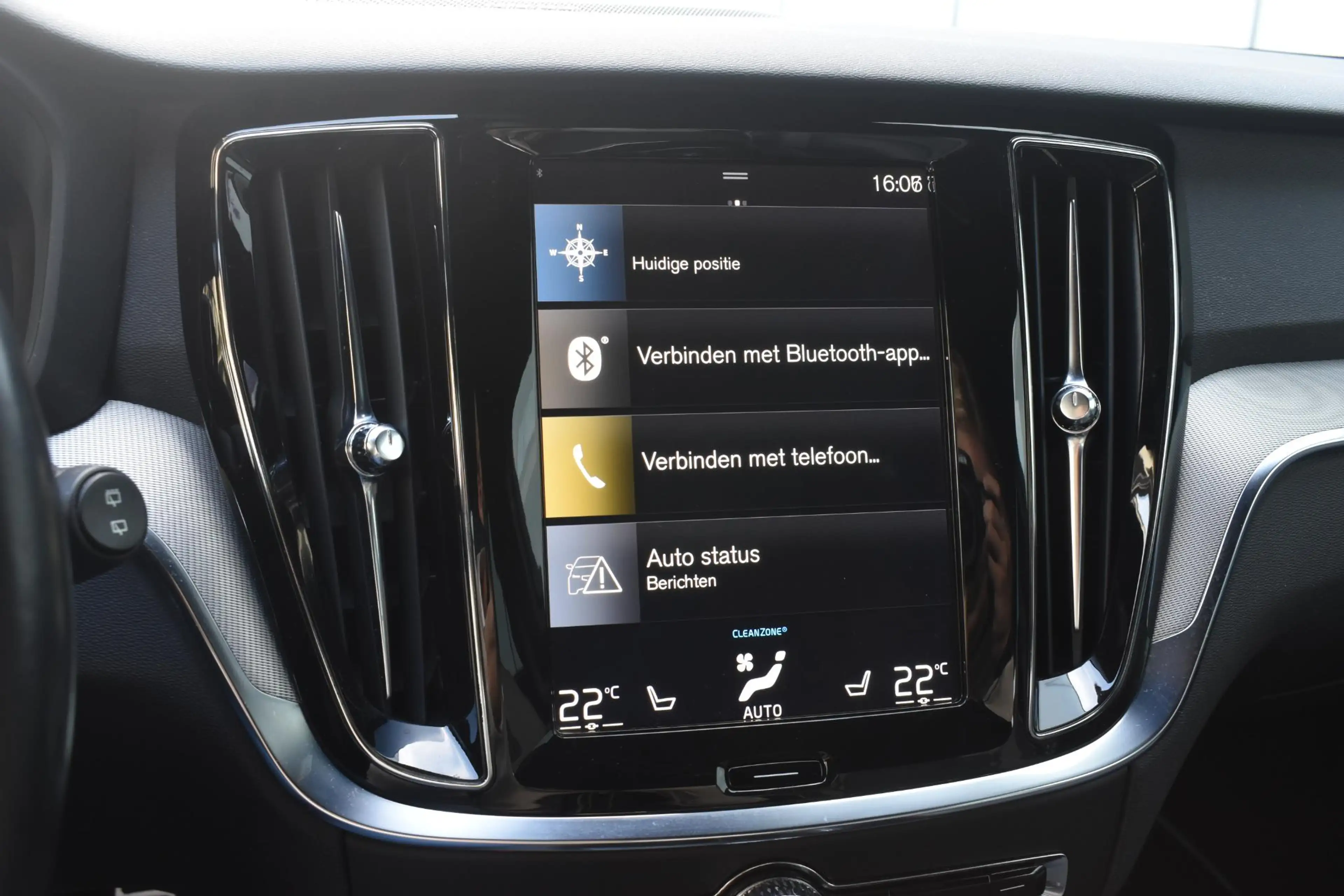 Volvo V60 T8 Twin Engine 390PK Automaat AWD R-Design / Adapt — photo 23