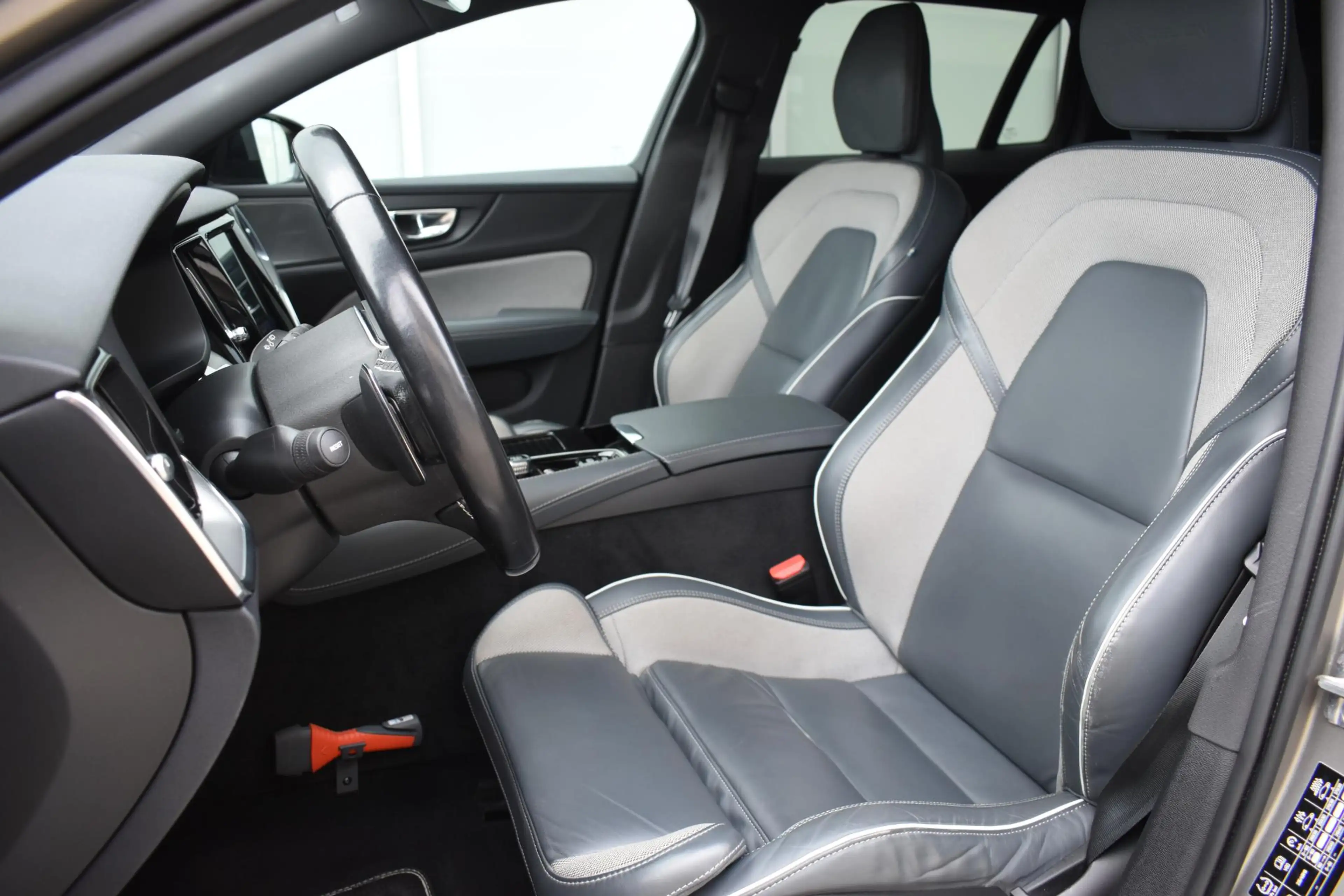 Volvo V60 T8 Twin Engine 390PK Automaat AWD R-Design / Adapt — photo 7
