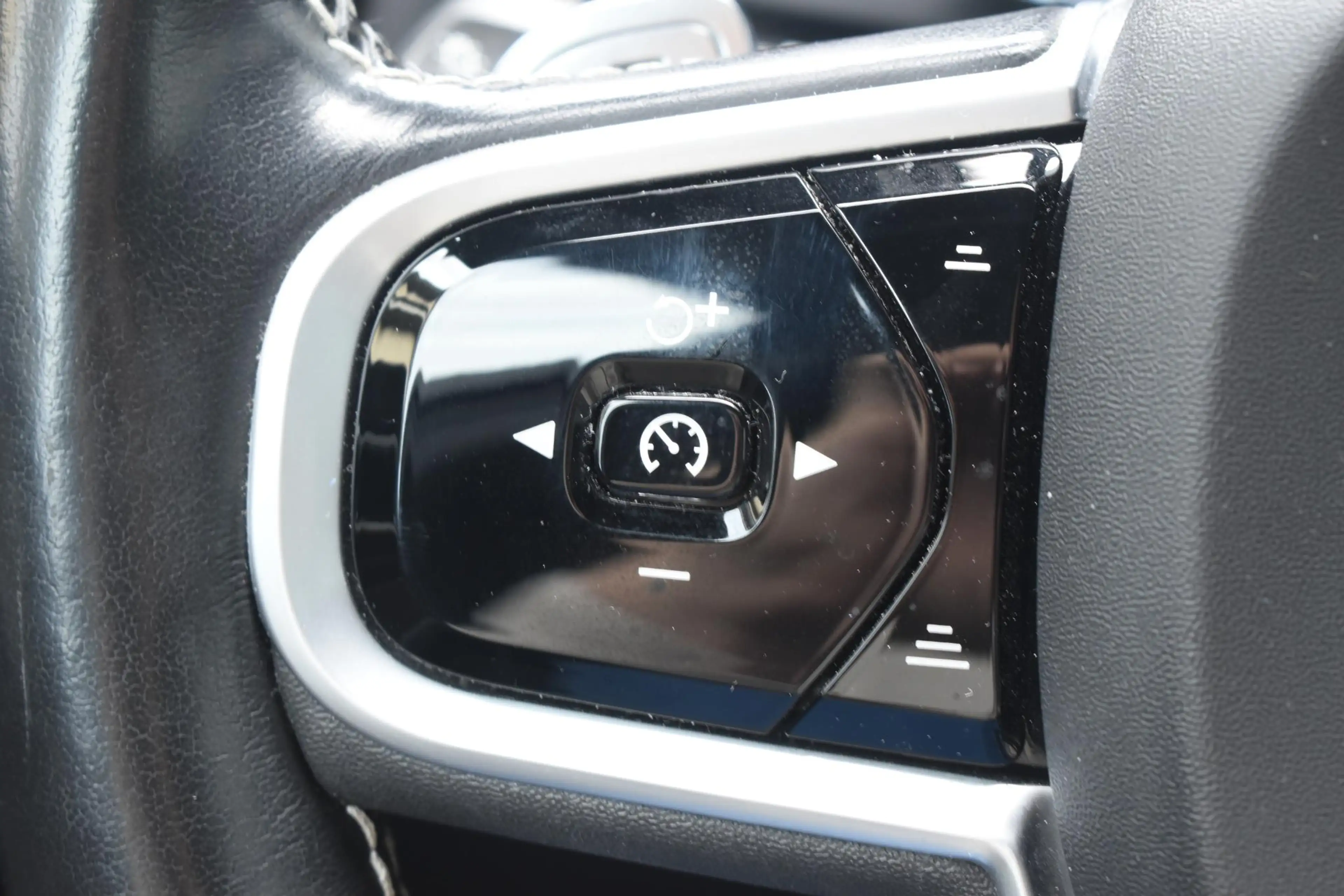 Volvo V60 T8 Twin Engine 390PK Automaat AWD R-Design / Adapt — photo 48