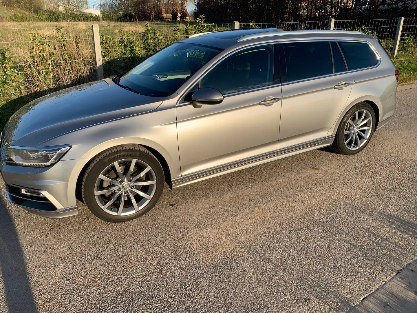Volkswagen Passat Variant Passat Variant 1.6 TDI (BlueMotion) RLine Comfort Zilver - 1