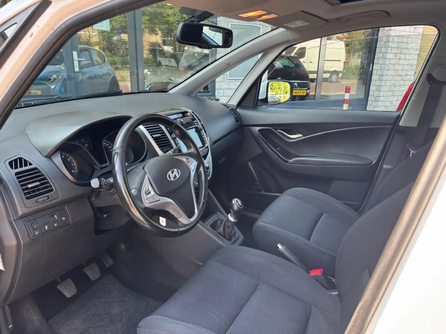 Hyundai iX20 1.4i i-Catcher Panoramadak Navi VOL Wit - 2