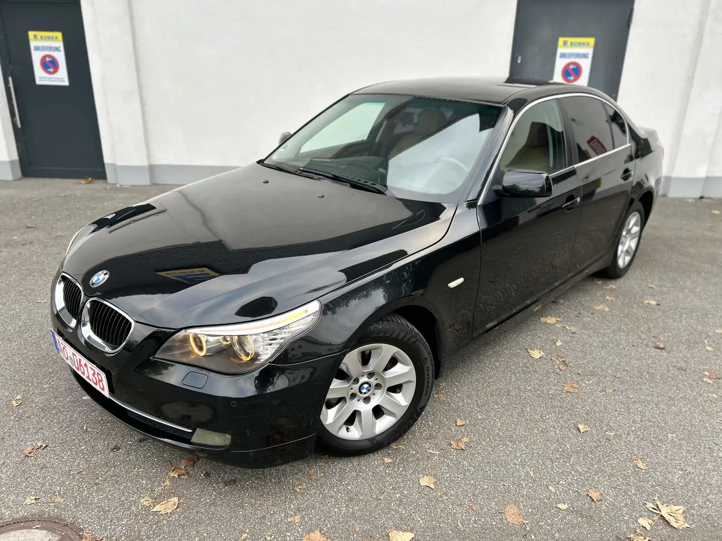 BMW 523 E60 AUTOMATIK / NAVI / LEDER Zwart - 1