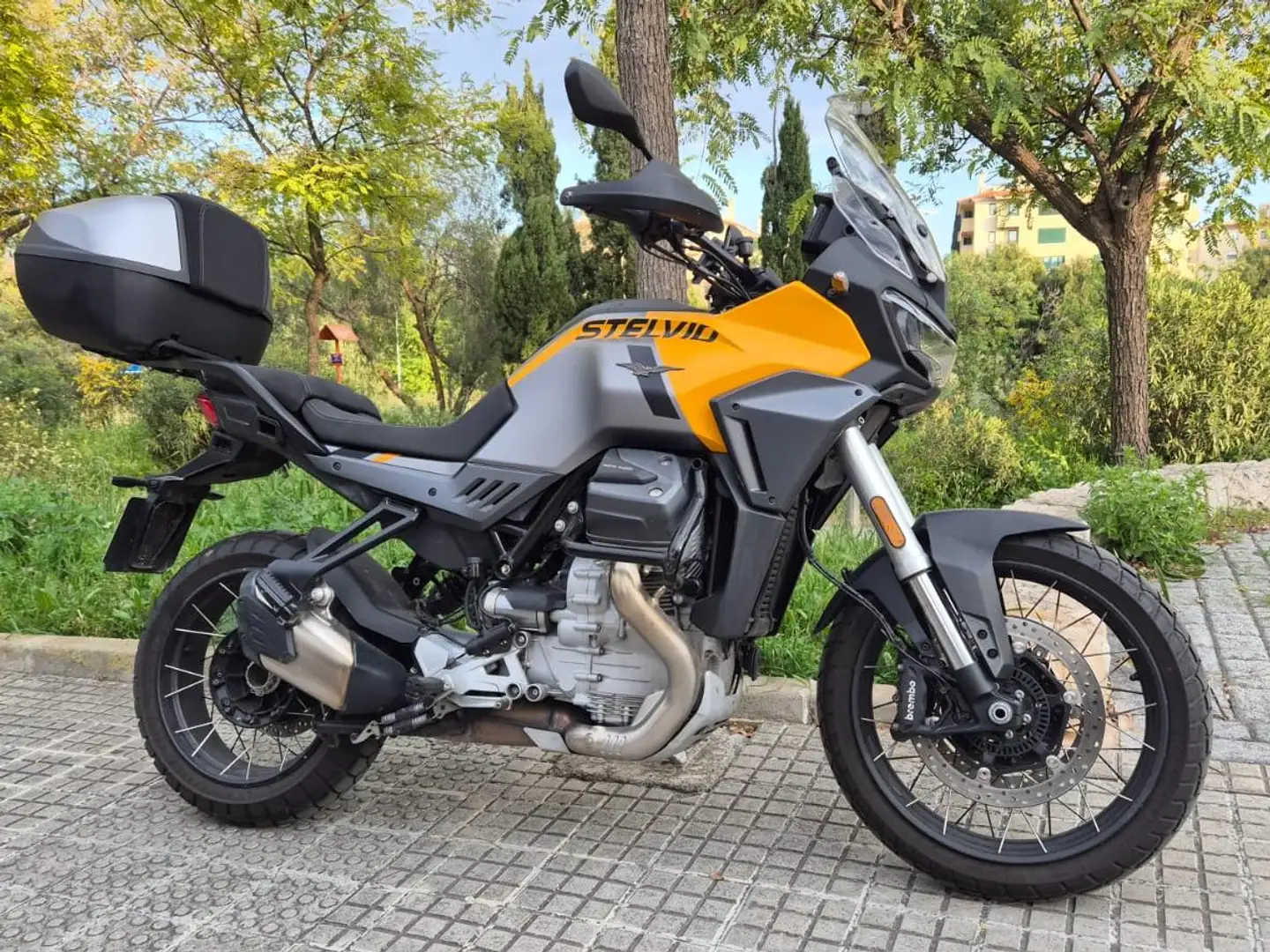 Moto Guzzi Stelvio Naranja - 2