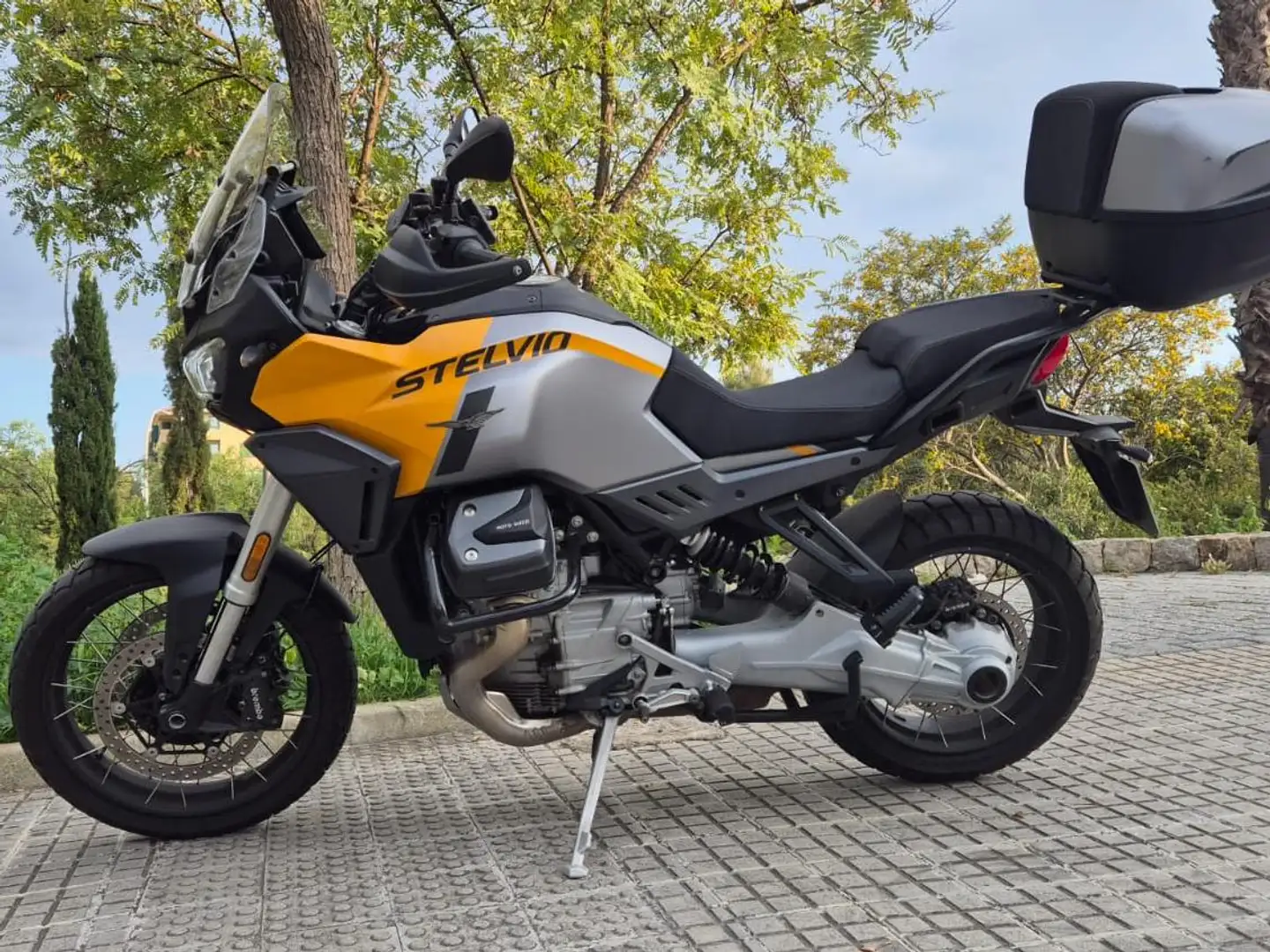 Moto Guzzi Stelvio Naranja - 1