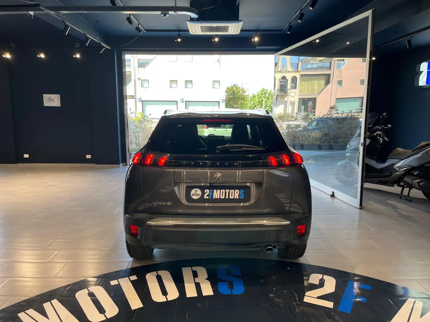 Peugeot 2008 1.5 bluehdi Allure Pack s Gris - 2