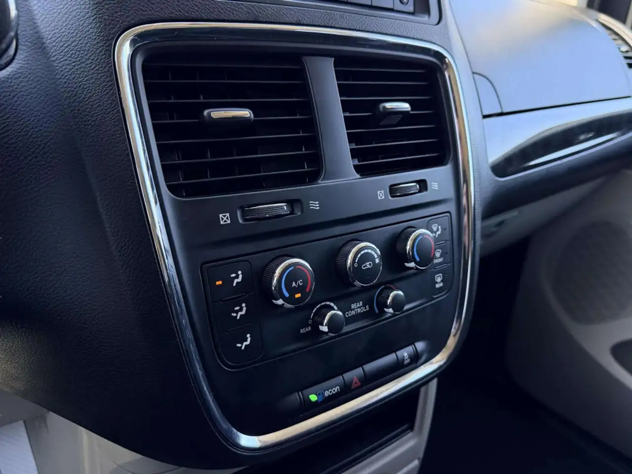 Dodge Grand Caravan снимка Dodge Grand Caravan