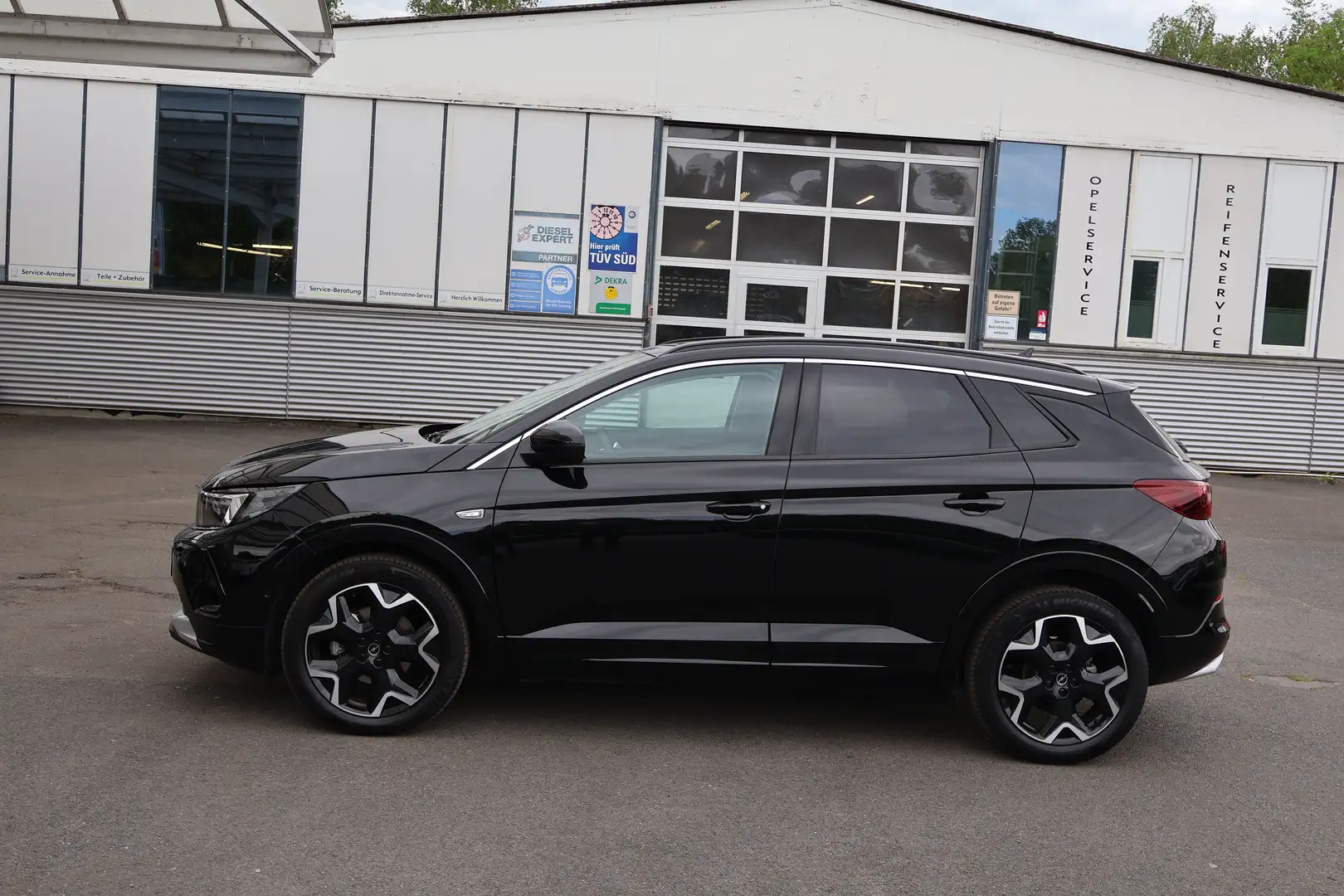 Opel Grandland 1.2 Turbo AT8 Ultimate+Matrix-LED+ Чорний - 2