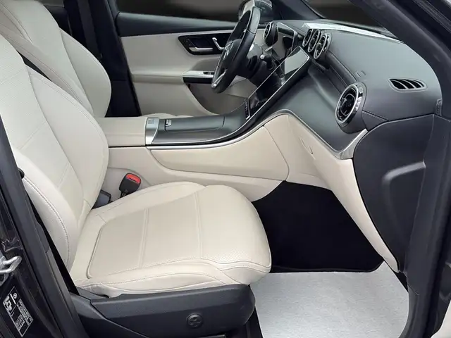 Mercedes-Benz 220 view 13