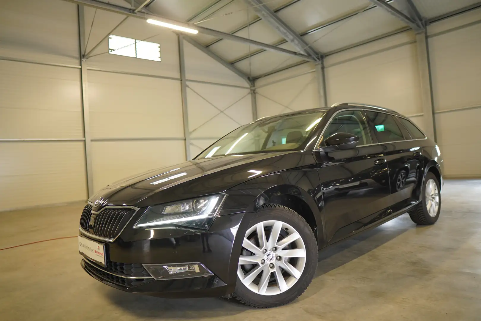 Skoda Superb Kombi 2,0 TDI SCR 4x4 Sport DSG LEDER XENON NAVI Noir - 1