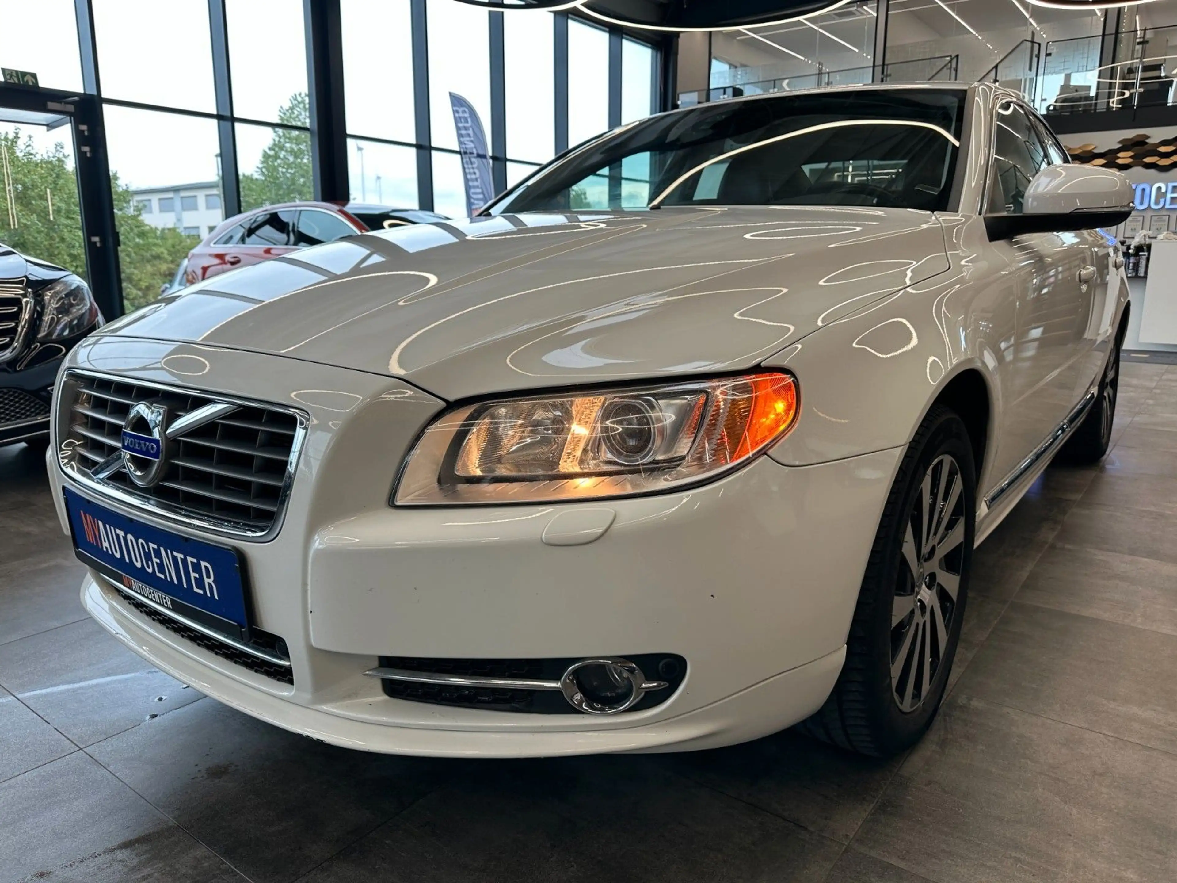 Volvo S80 Lim. D3 Summum *BiXenon*Standh*1.Hand* — photo 4