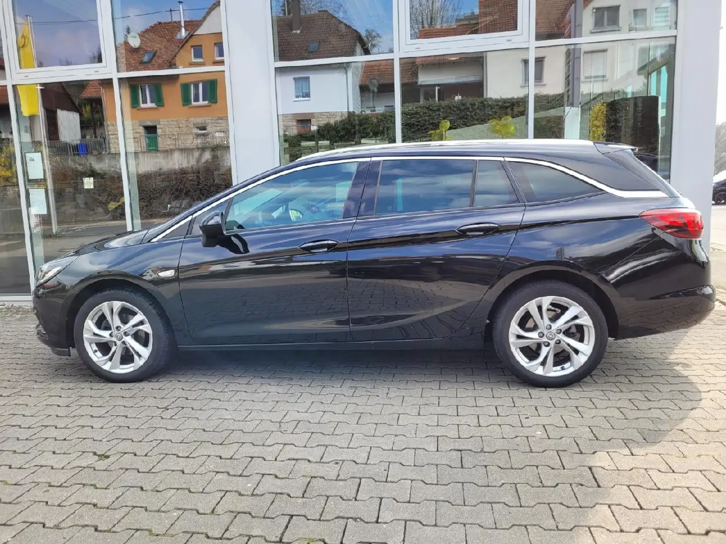 Opel Astra Dynamic Schwarz - 1