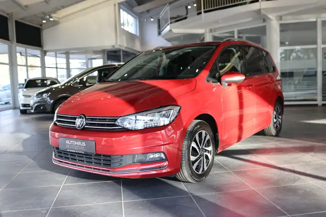 Volkswagen Touran view 3
