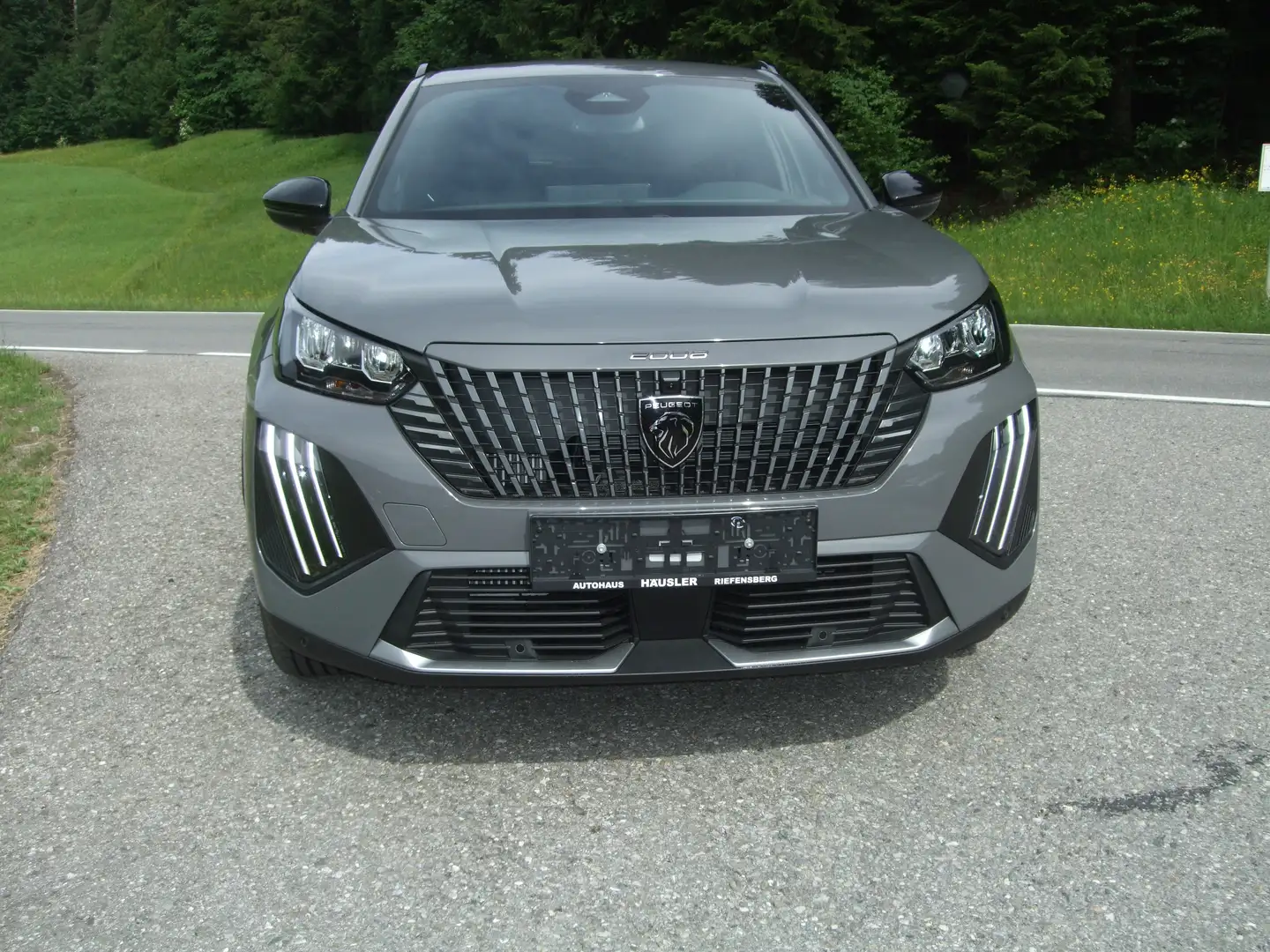 Peugeot 2008 Allure Hybrid 145 Top Ausstattung Grau - 2