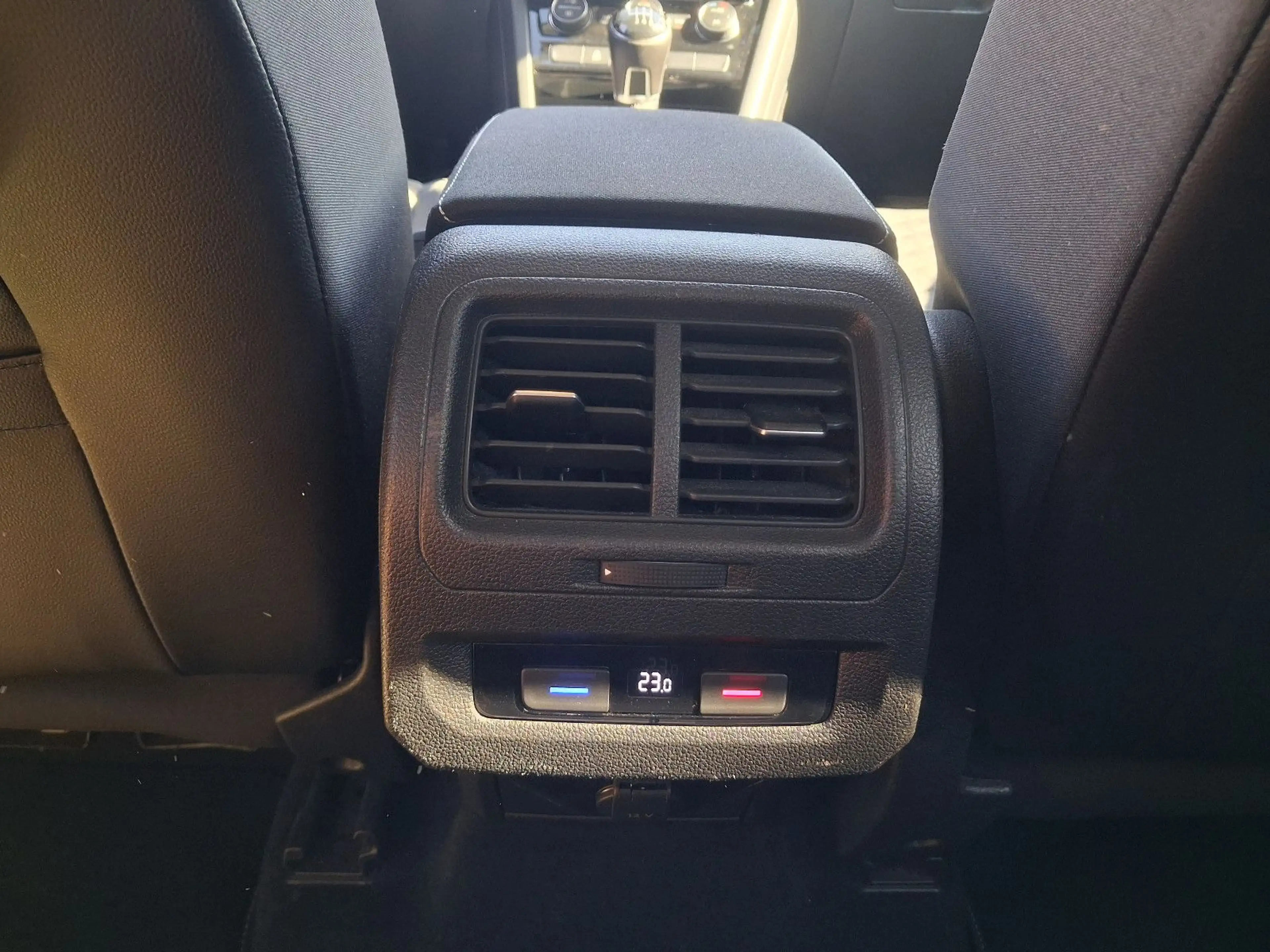 Volkswagen Touran 2.0 TDI BMT 7-SITZE+NAVI+KAMERA+ACC — photo 22