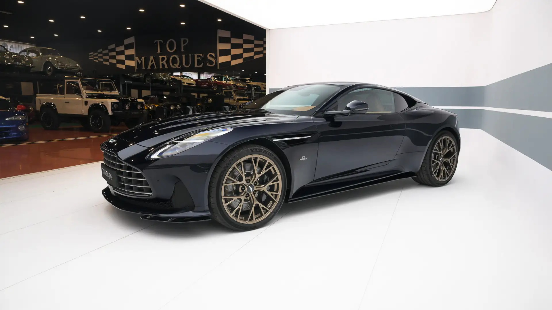 애스턴마틴 DB12 2026 블랙 사진 1
