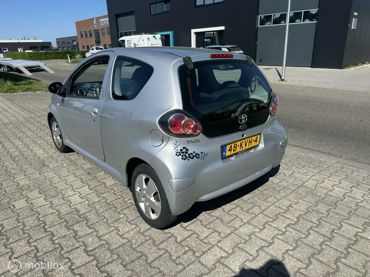 Toyota Aygo 1.0-12V Sport Grijs - 2