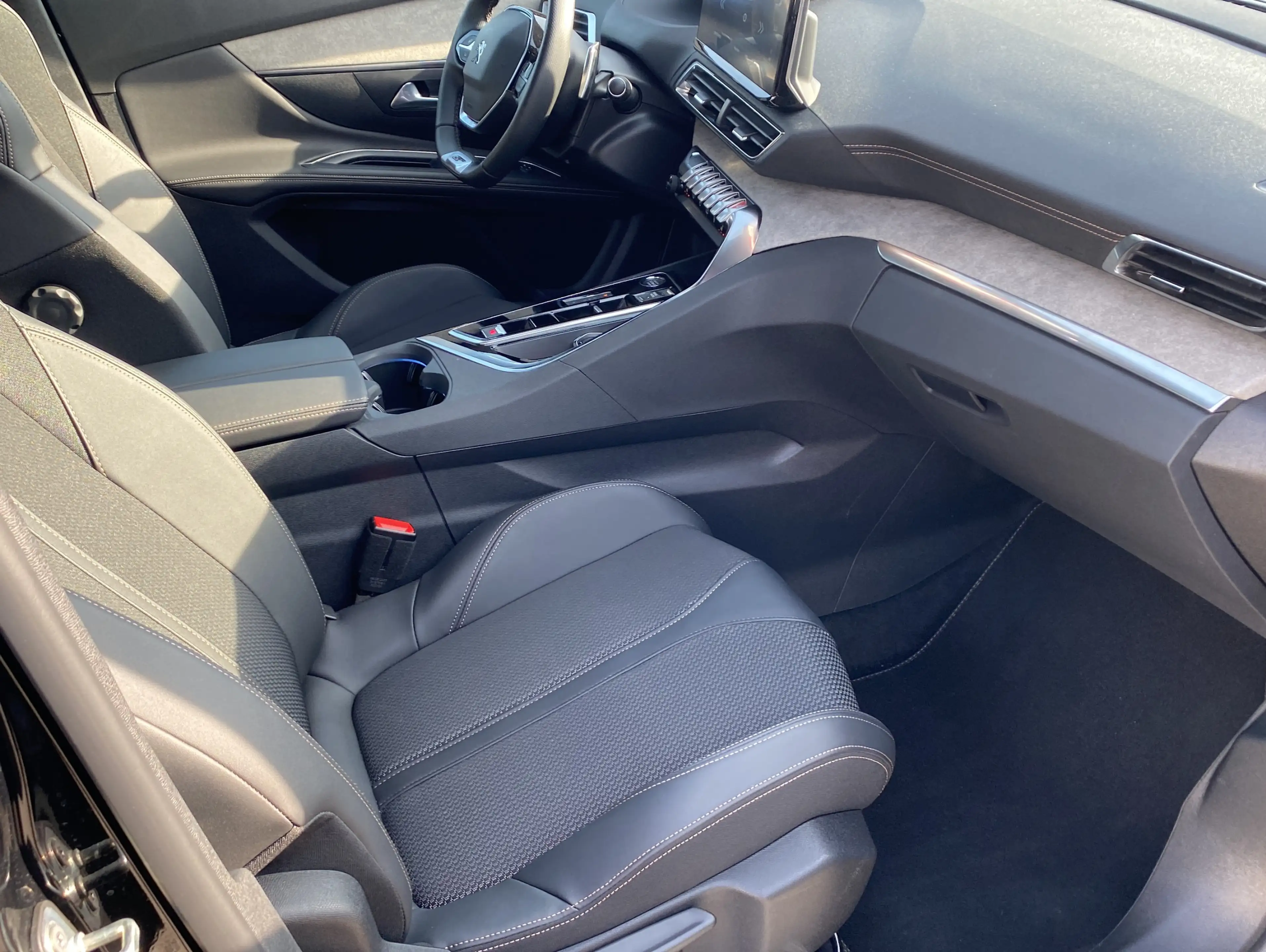 Peugeot 5008 GT Facelift*Navi*ACC*Kamera*7Sitze* — photo 17