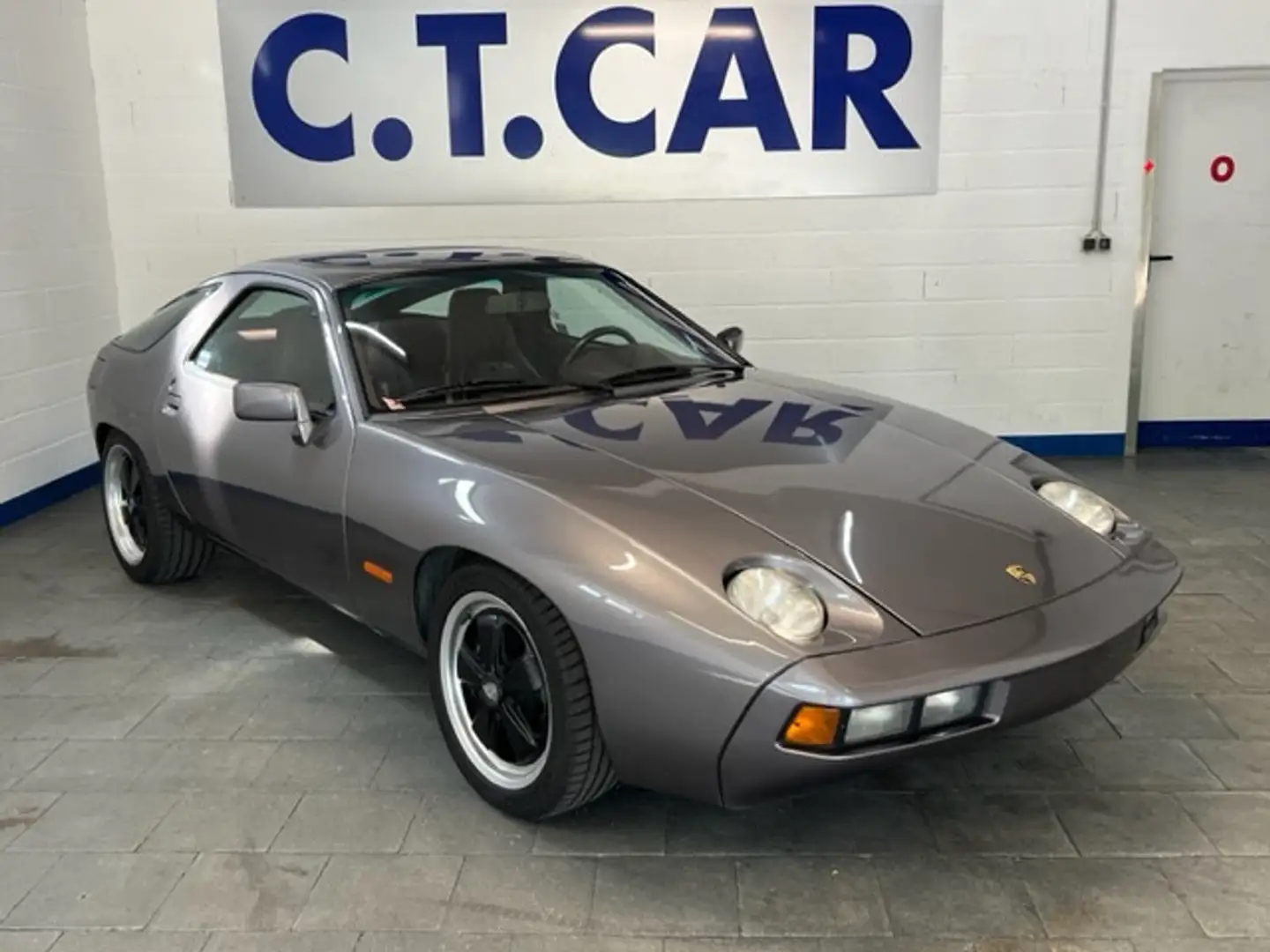 Porsche 928 928 S V8 Autom. Šedá - 1