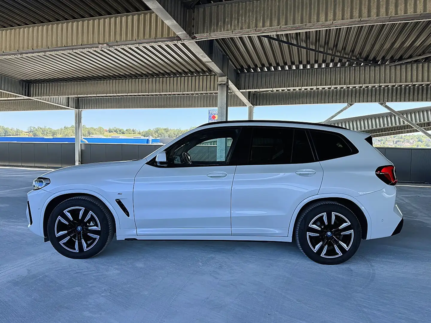 BMW iX3 M Sport *AHK *LASER *PANO Weiß - 2