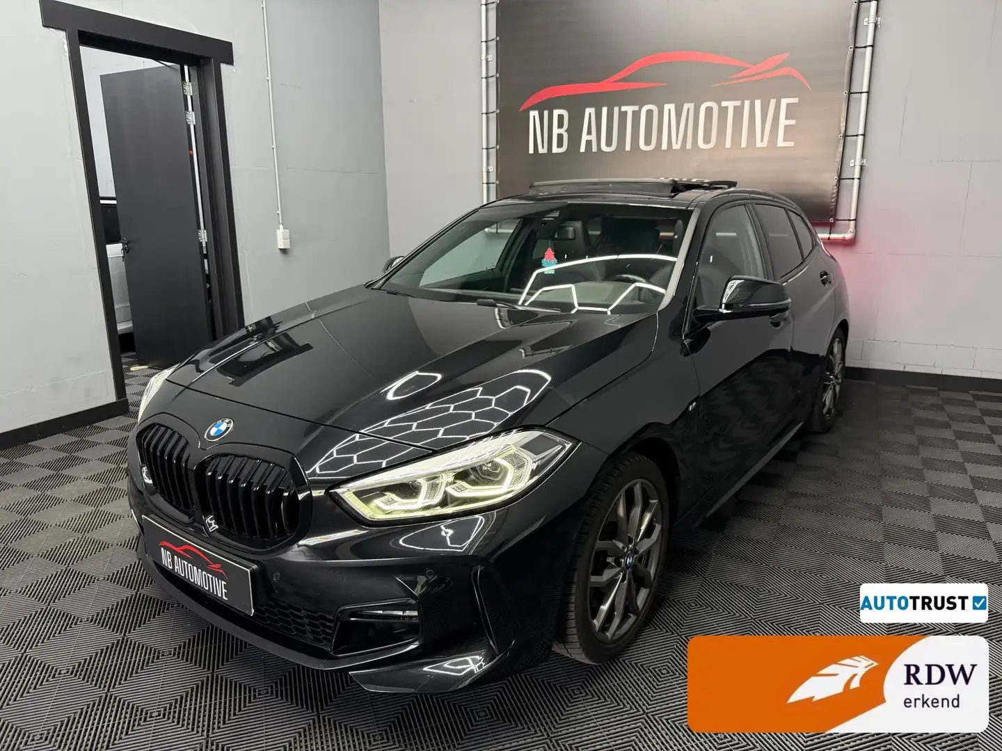 BMW 120 1-serie 120i M-pakket 2023 Schwarz - 1