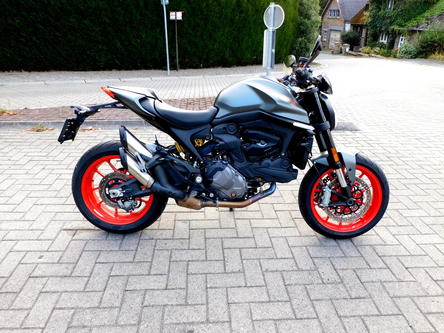 Ducati Monster 937 + , 6000 km garantie usine Grijs - 1