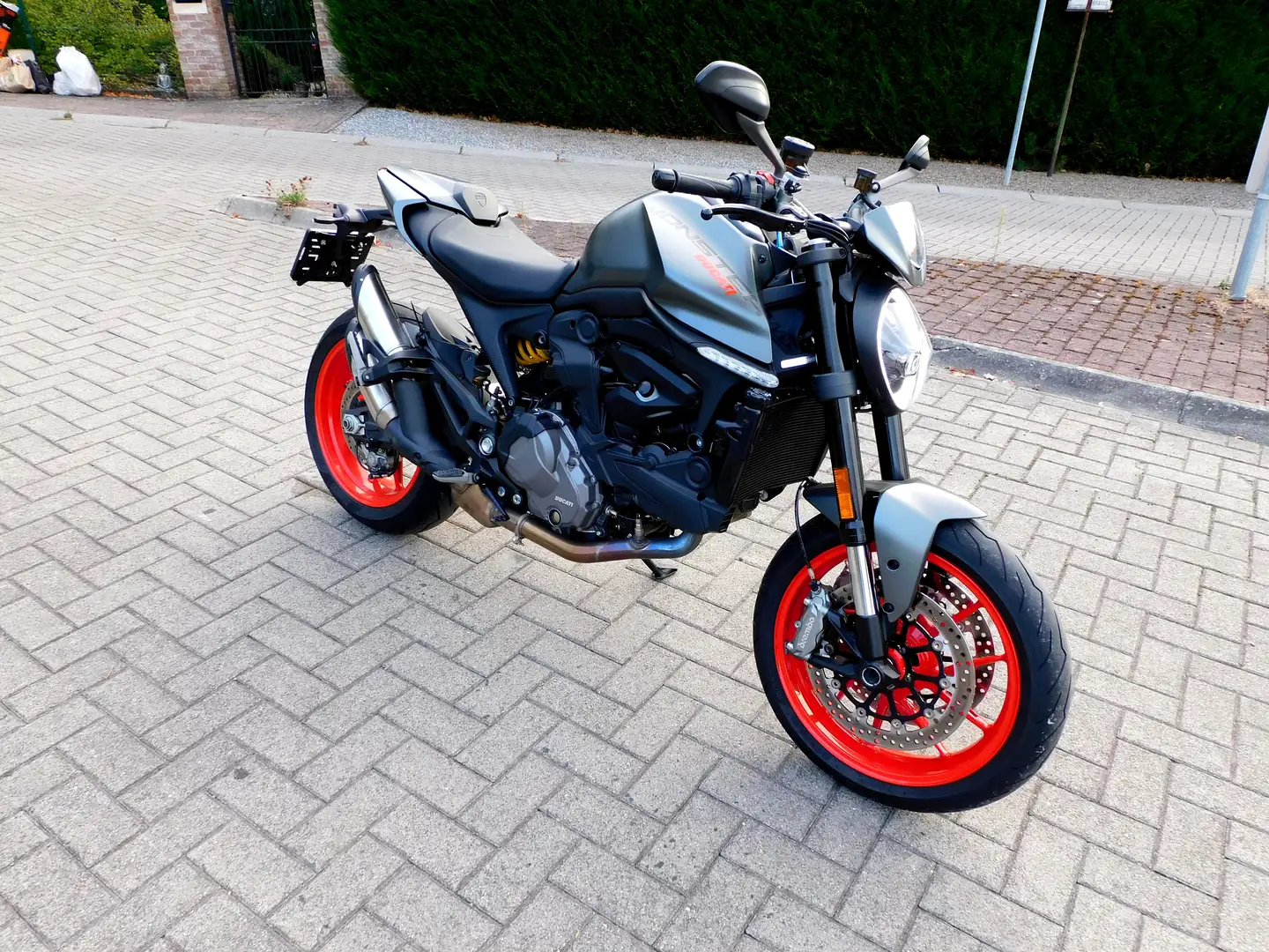 Ducati Monster 937 + , 6000 km garantie usine Grijs - 2