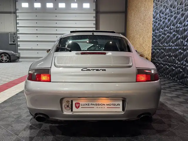 Porsche 911 view 6