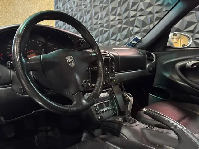 Porsche 911 view 8