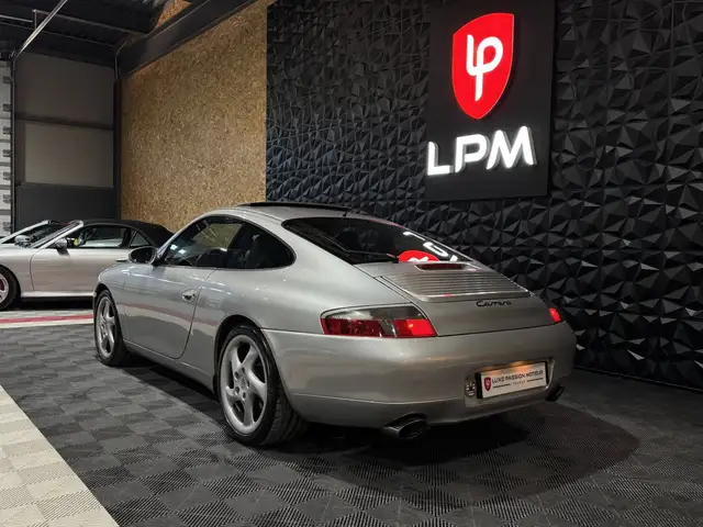 Porsche 911 view 7