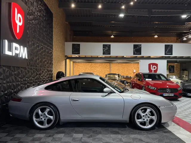 Porsche 911 view 4