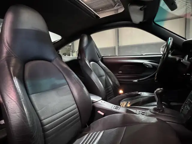Porsche 911 view 11