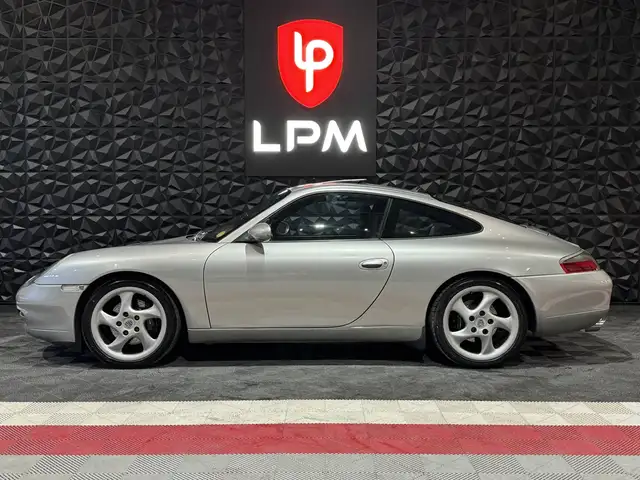 Porsche 911 view 3