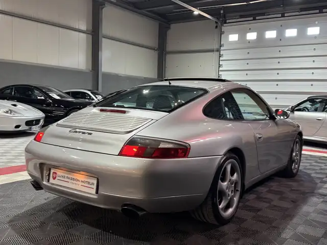 Porsche 911 view 5