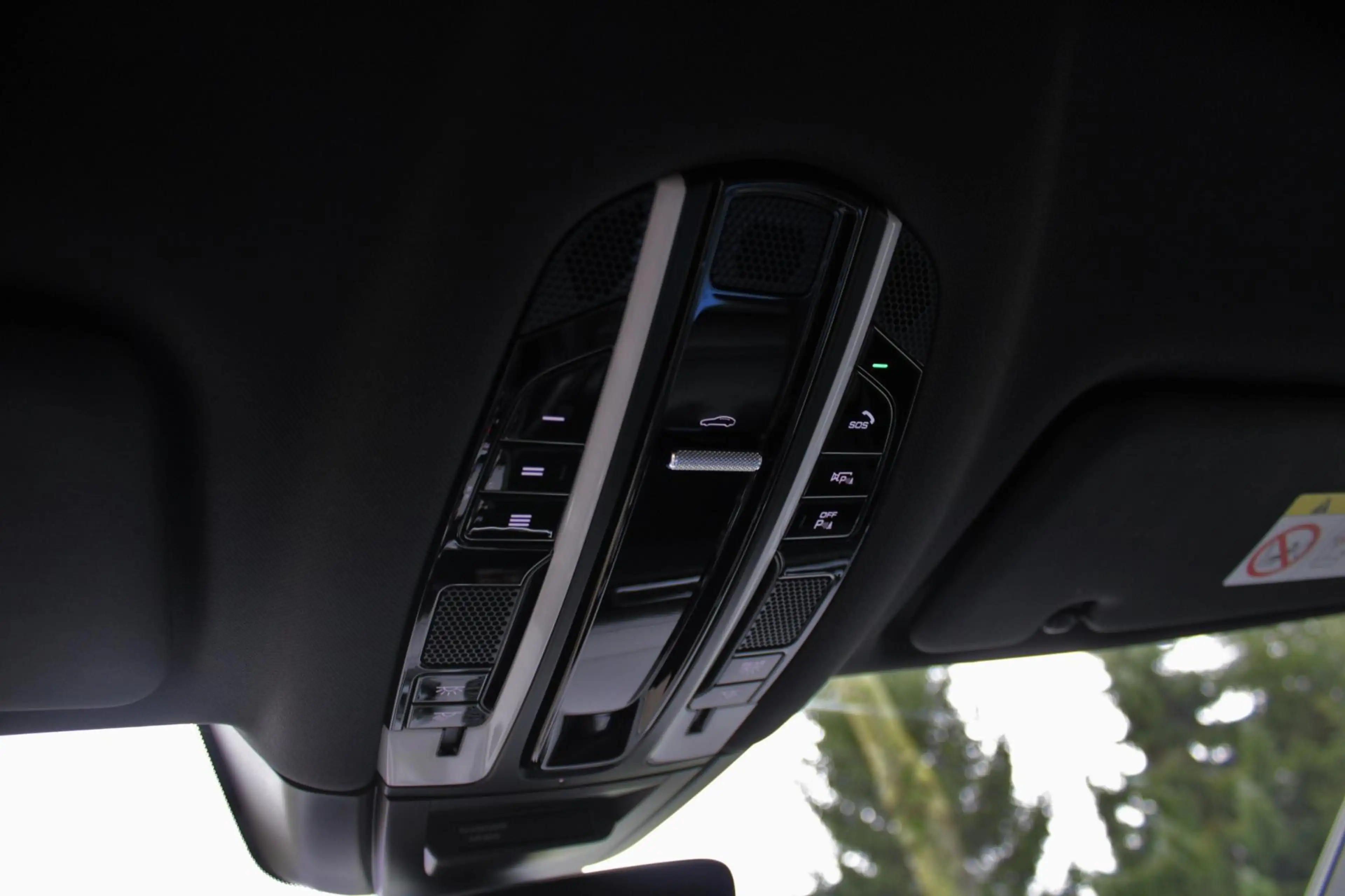 Porsche Cayenne Coupé 3.0 E-Hybrid — photo 32