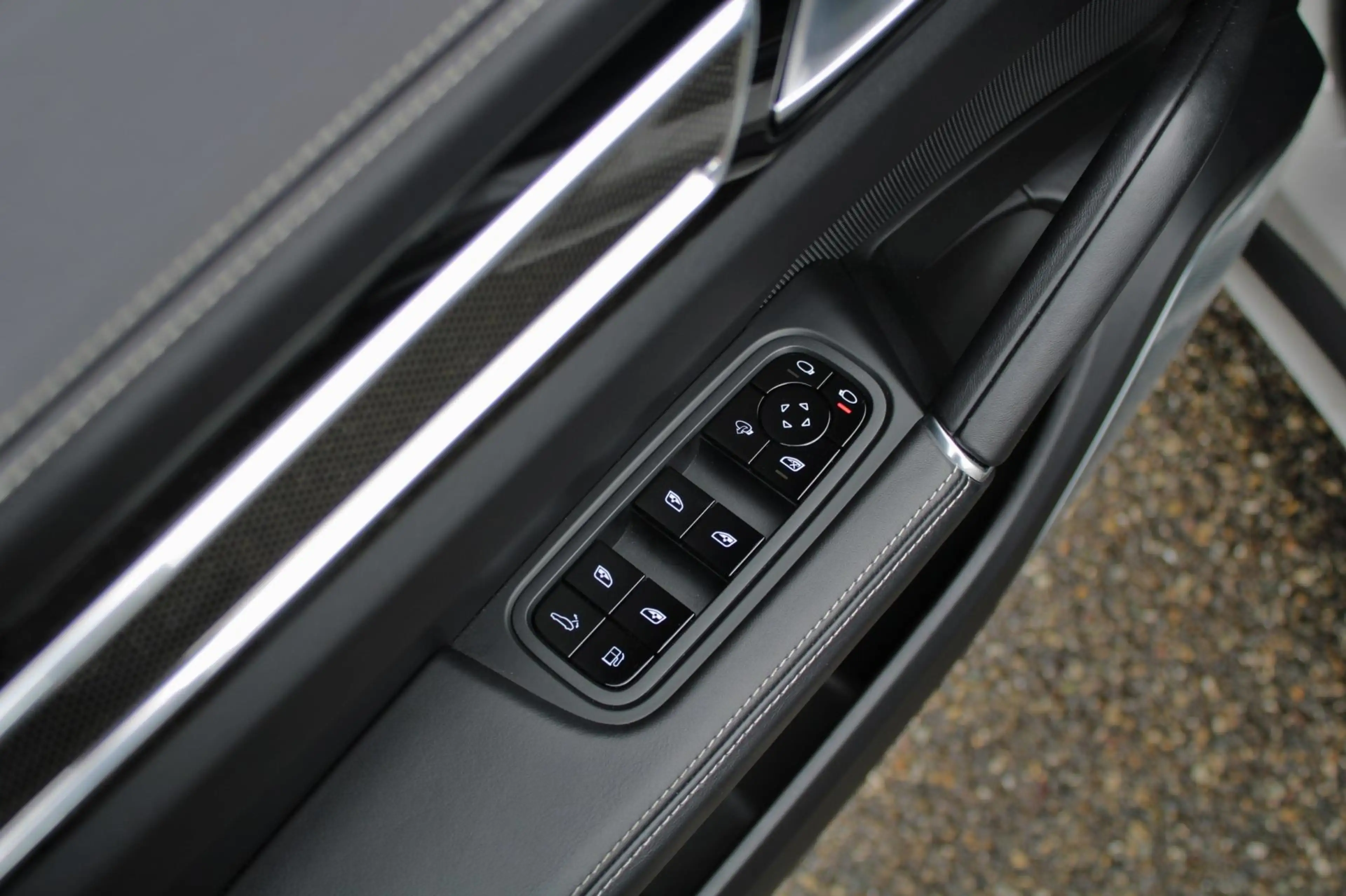 Porsche Cayenne Coupé 3.0 E-Hybrid — photo 25
