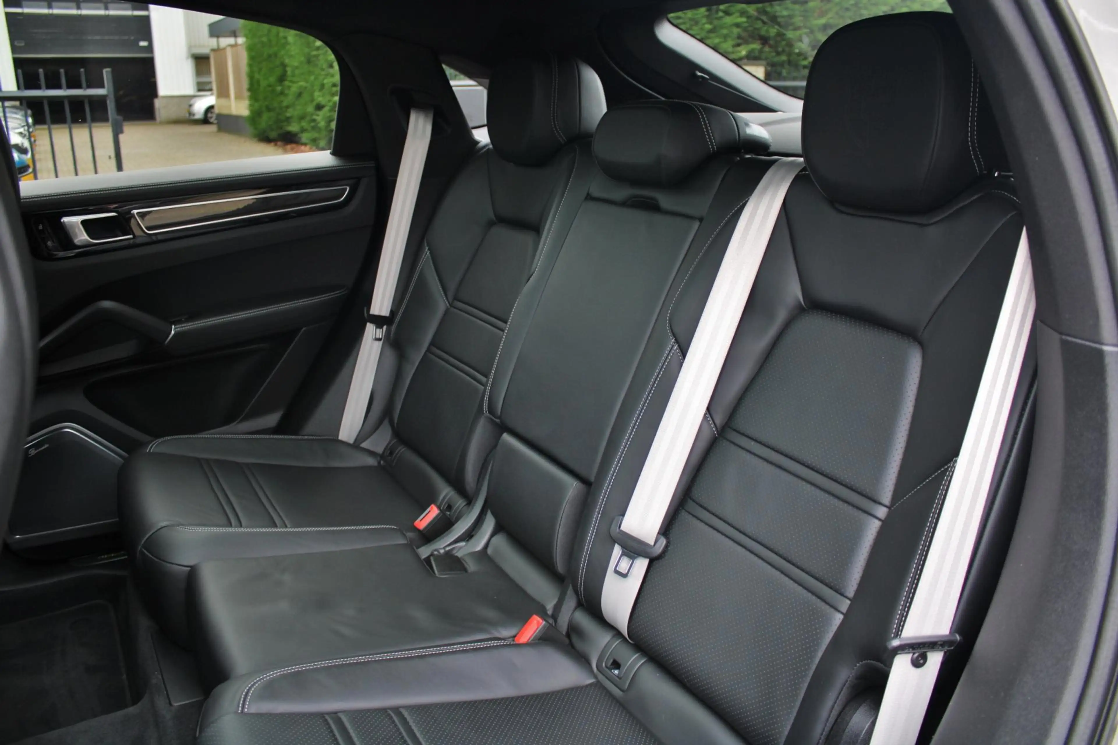 Porsche Cayenne Coupé 3.0 E-Hybrid — photo 24