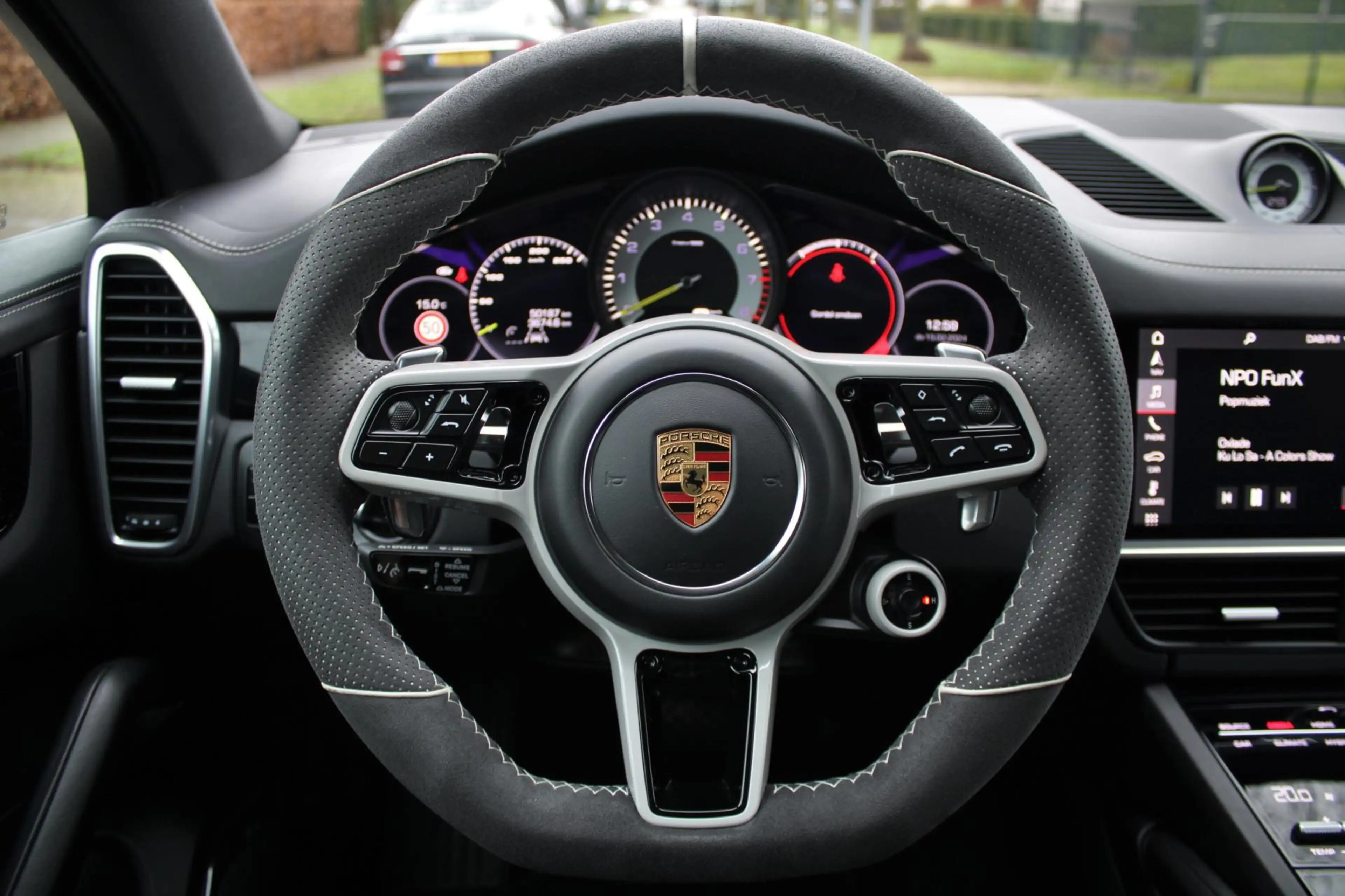 Porsche Cayenne Coupé 3.0 E-Hybrid — photo 9