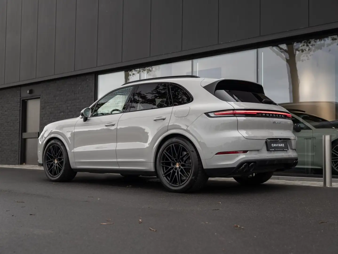 Porsche Cayenne E-HYB SPORTDES/AIR/TREKH/21"RS/MATR/PANO/14W/BOSE Grijs - 2