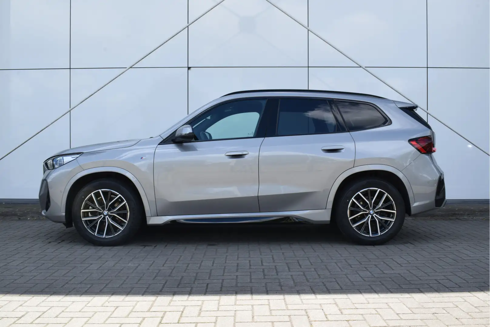 BMW X1 sDrive20i M Sport Automaat / Trekhaak / Sportstoel Zilver - 2