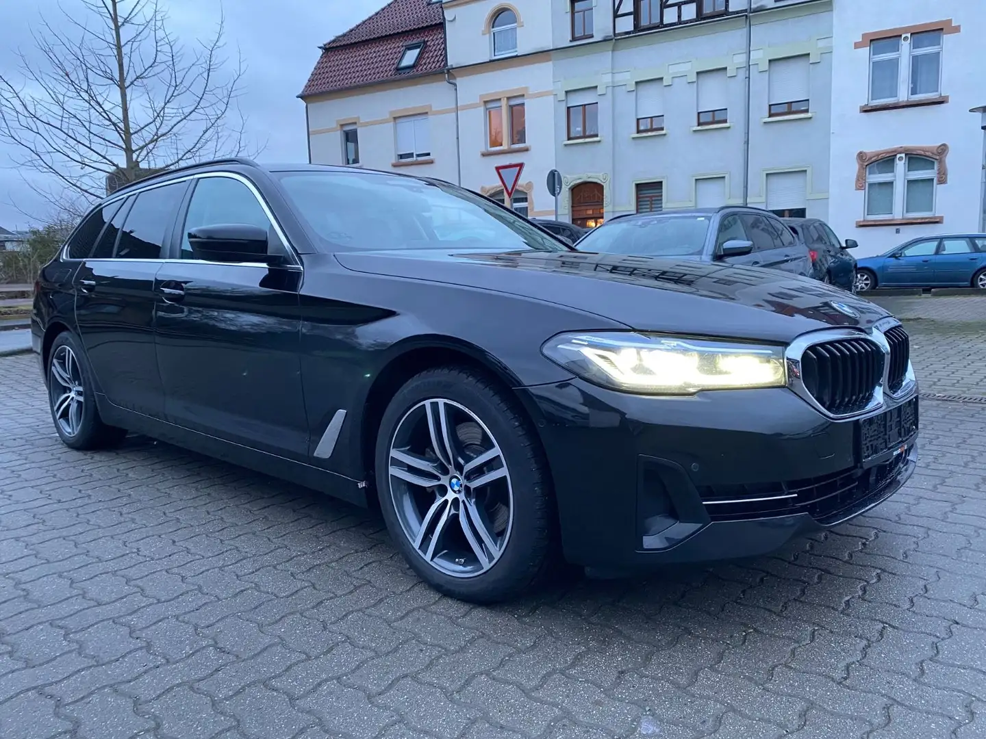 BMW 520 d xDrive Head-up/AHZV/Laser/Kamera/HiFi Noir - 2